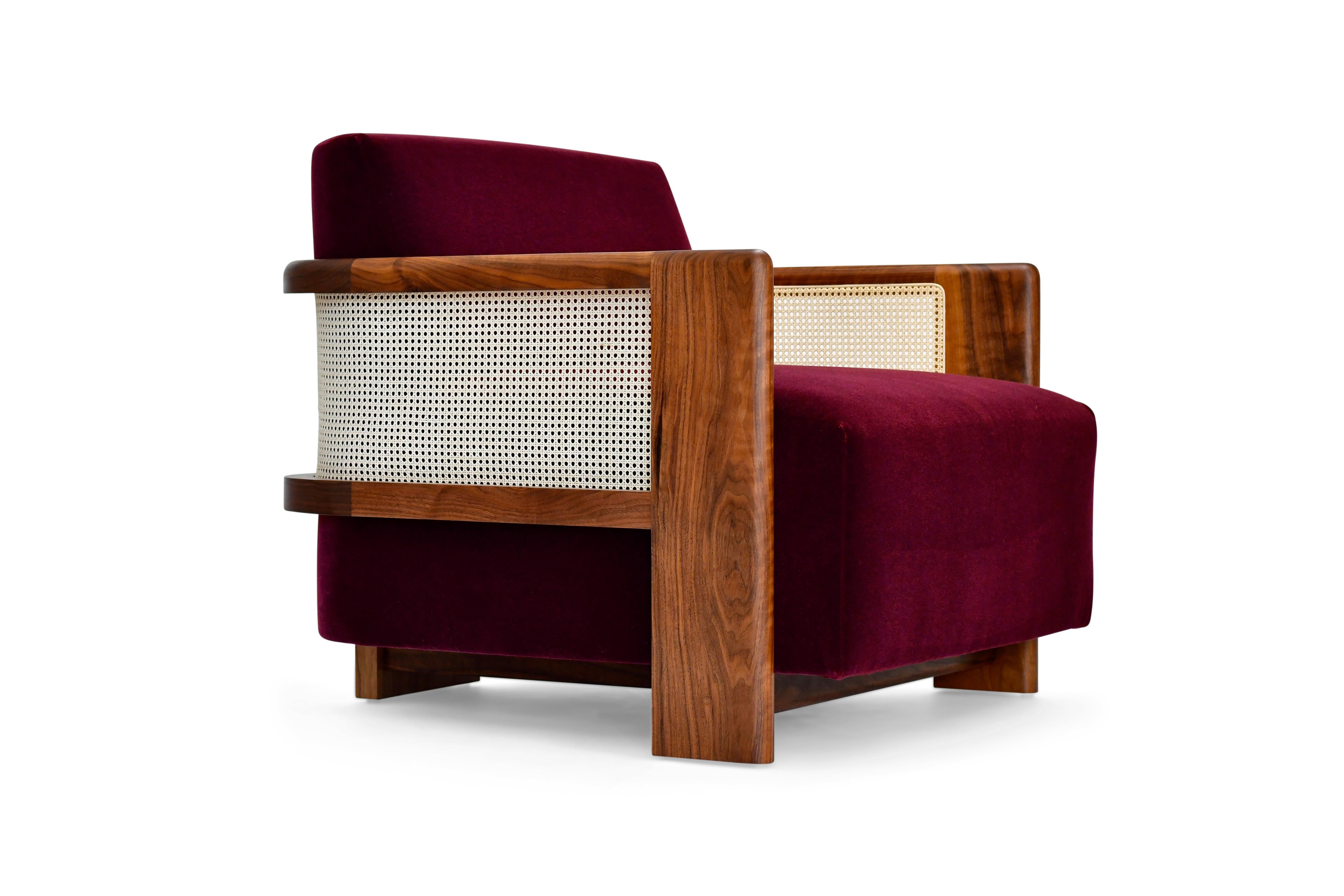 La Silla Juno y su moderna silueta retoman los magistrales diseños de sillas del movimiento brasileño de la modernidad de mediados de siglo.

Con los elegantes detalles de los paneles de listones naturales, este marco de madera maciza, elegantemente