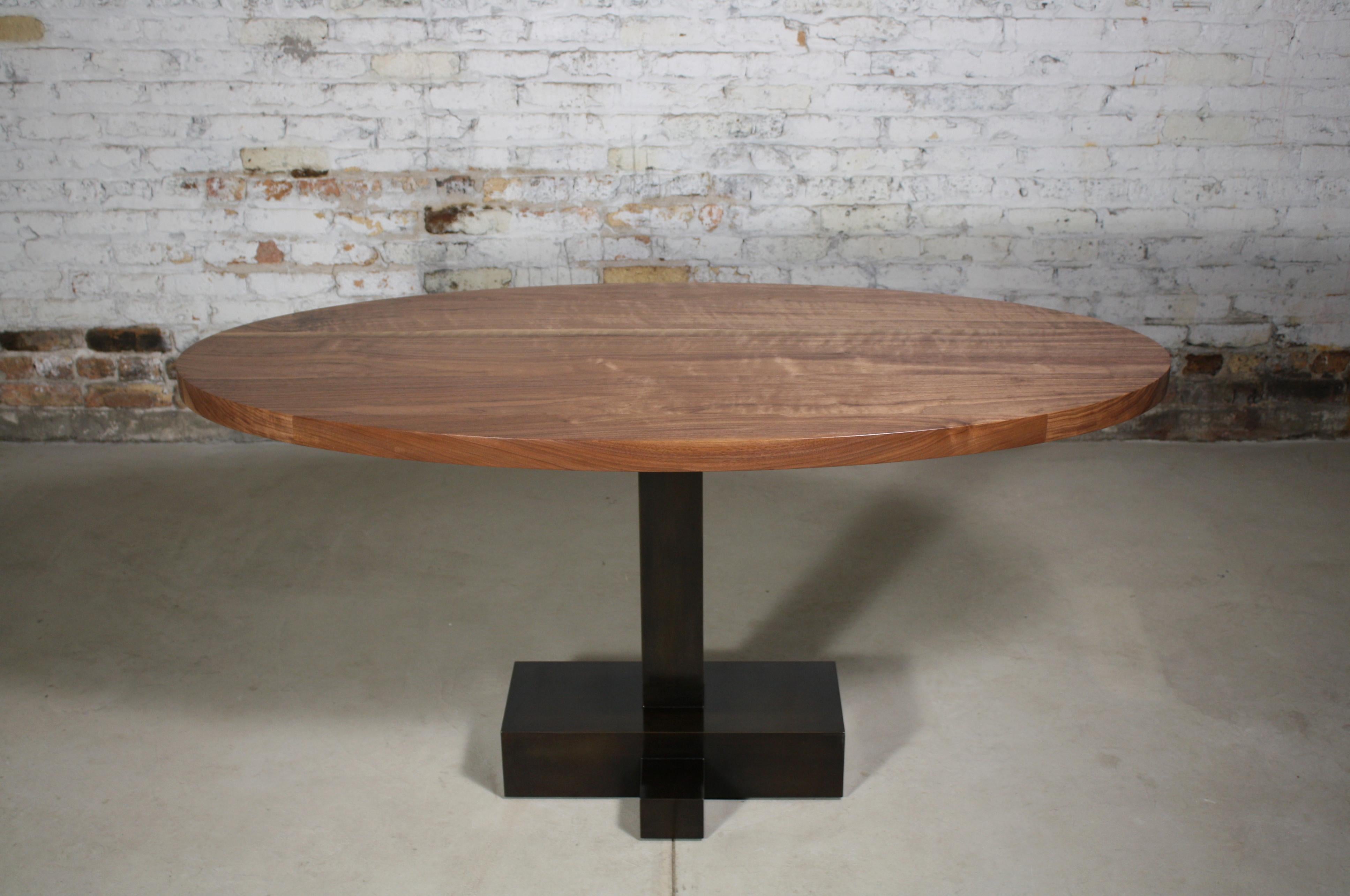 Table de salle à manger ovale Juno de Laylo Studio
Dimensions : P 71,2 x L 152,4 x H 75 cm.
MATERIAL : Acier noirci, noyer.

LAYLO est le cabinet de Sam et Lydia Link. 
Fondée avec l'intention de construire à travers l'exploration et l'intégration