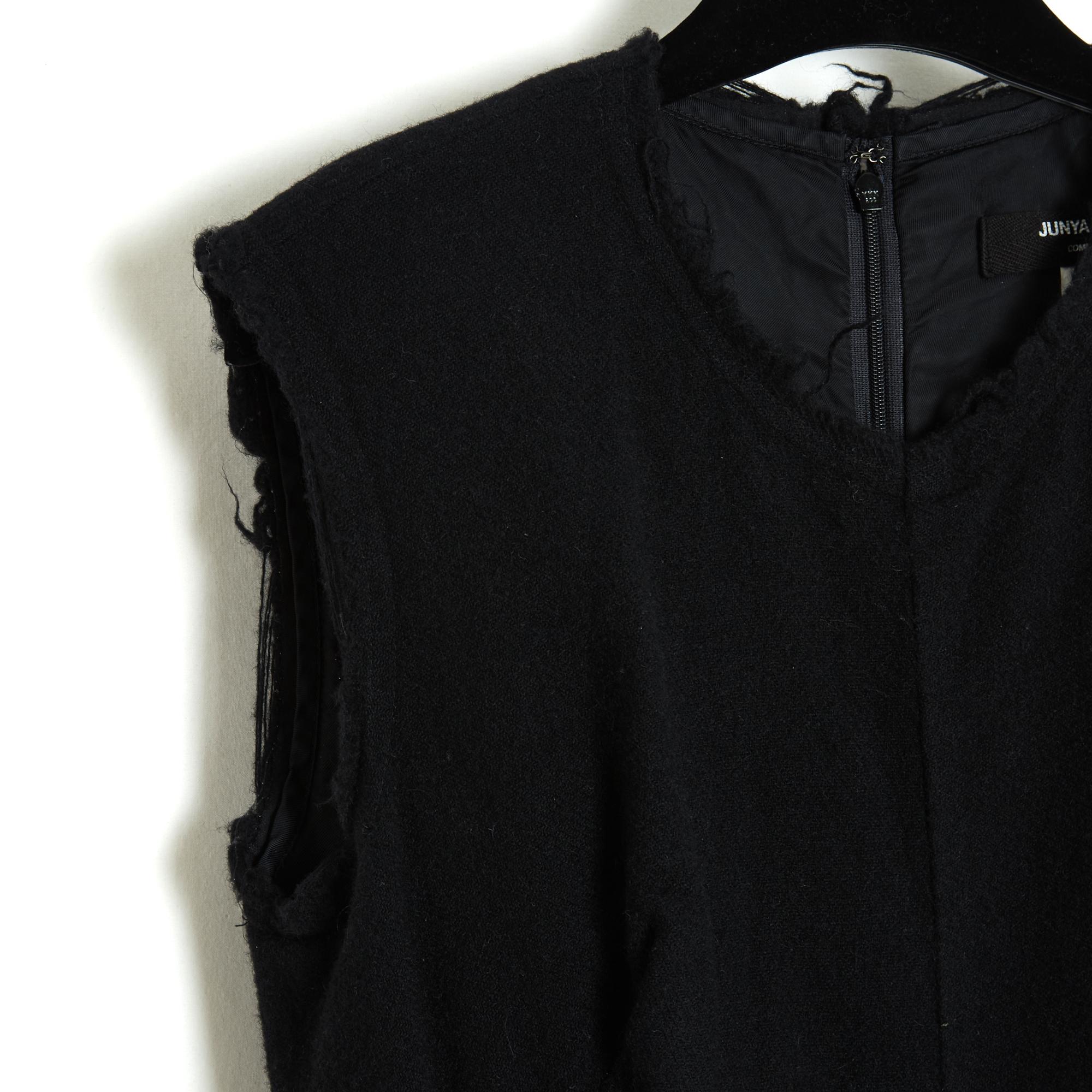 Junya Wanatabe Comme des Garçons dress in black wool felt with frayed edges, round neck, sleeveless, fitted waist decorated with a large stitched bow, flared skirt, black satin canvas lining, long zip and hook fastening in the back. Size S or 36FR