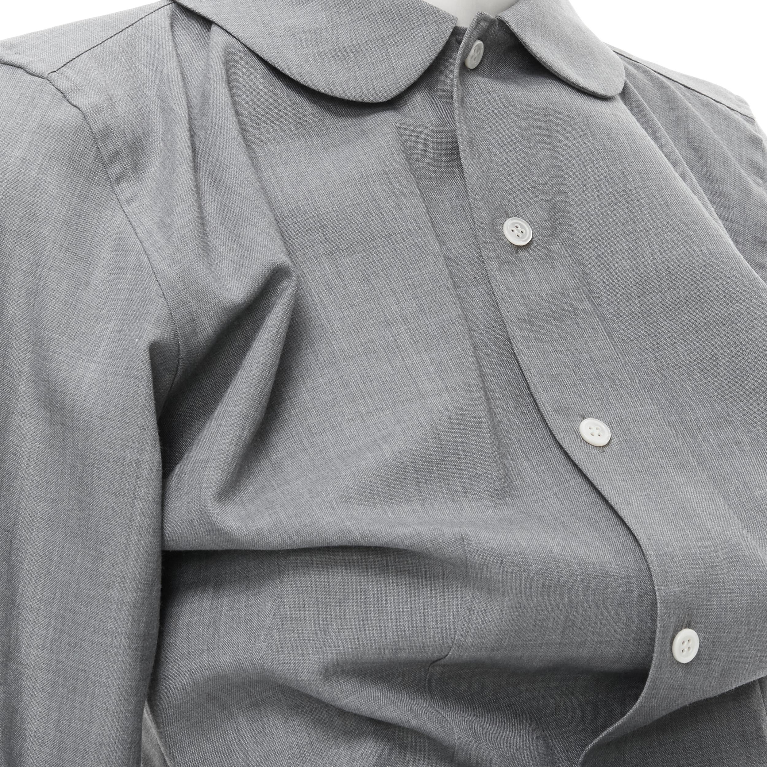 Junya Watanabe 1998 Body Structure, camicia in lana grigia con arricciatura in vita 
Riferimento: CRTI/A00325 
Marchio: Junya Watanabe 
Designer: Junya Watanabe 
Collezione: 1998 Struttura del corpo 
Materiale: Lana 
Colore: Grigio 
Modello: Tinta