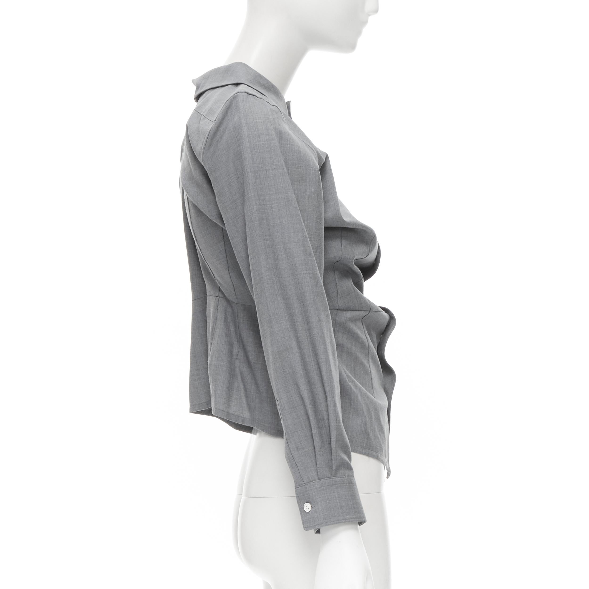 Donna Junya Watanabe 1998 Body Structure, camicia in lana grigia con arricciatura in vita