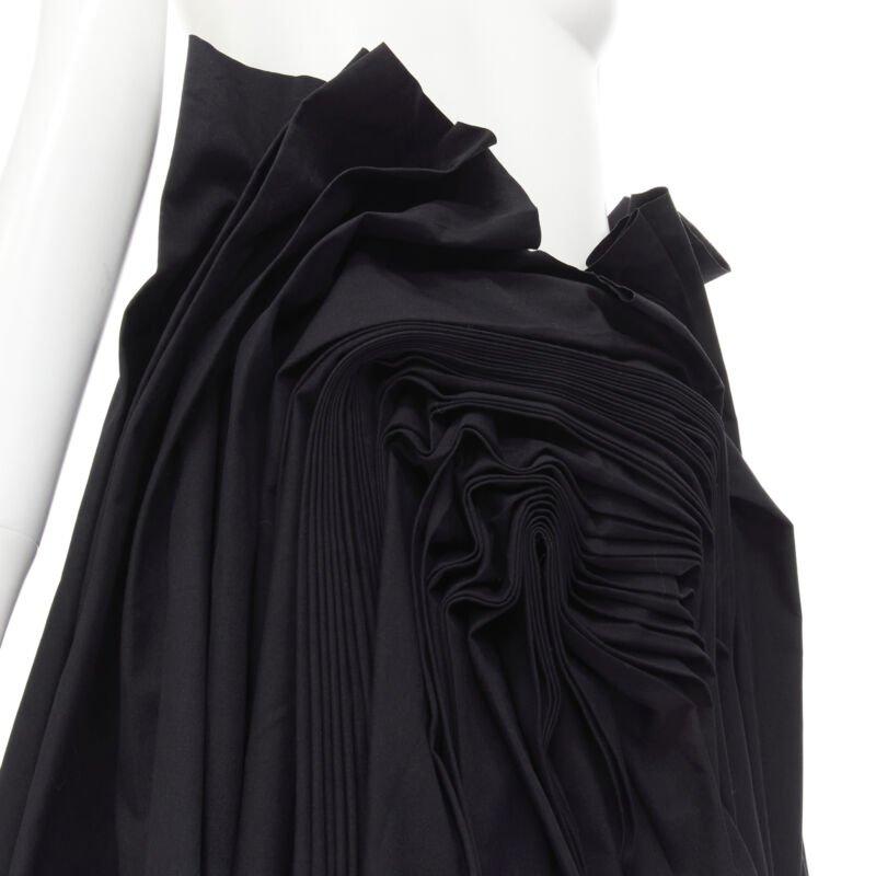 JUNYA WATANABE 1998 Runway Vintage black Madame Grey draped pleat skirt
Reference: CRTI/A00646
Brand: Junya Watanabe
Designer: Junya Watanabe
Collection: 1998 - Runway
Material: Polyester, Cotton
Color: Black
Pattern: Solid
Closure: Hook & Bar
Extra