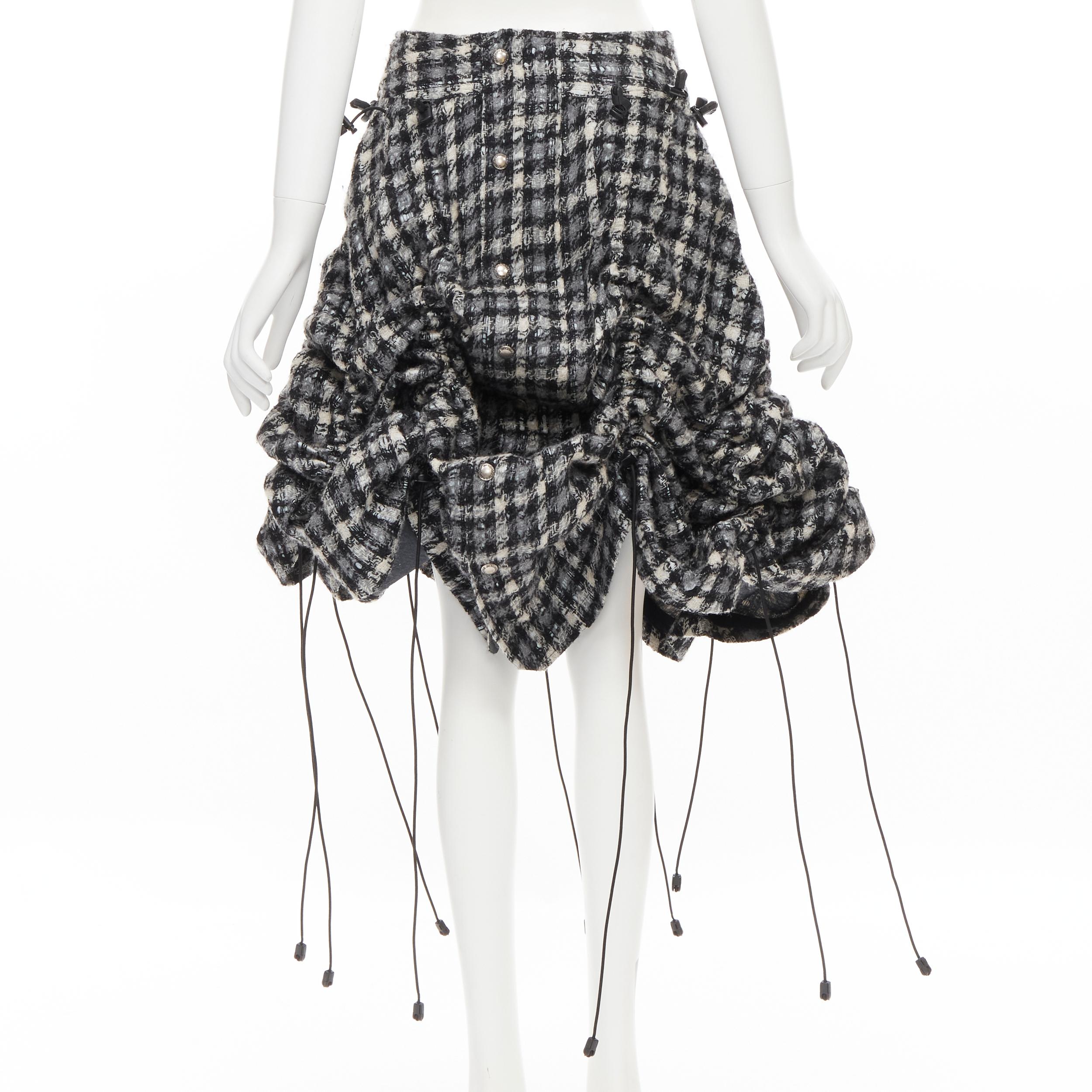 JUNYA WATANABE 2005 Windstopper grey houndstooth tweed parachute toggle skirt M Reference: CRTI/A00301 
Brand: Junya Watanabe 
Designer: Junya Watanabe 
Collection: 2005 Runway 
Material: Wool
Color: Grey 
Pattern: Check 
Closure: Zip 
Extra Detail: