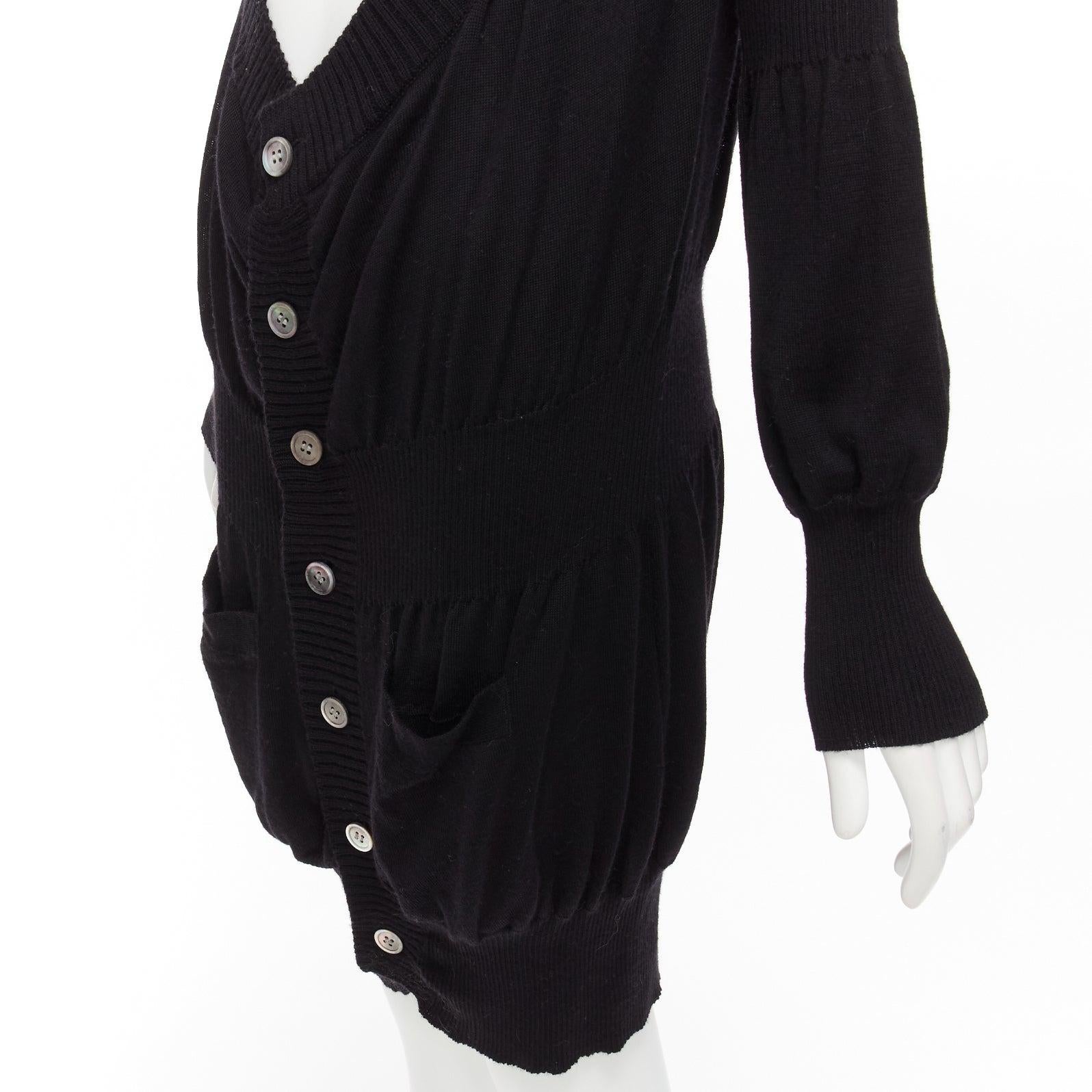 JUNYA WATANABE 2006 Schwarzer tief ausgeschnittener, langer Wollpullover mit Knopfleiste aus Wolle S
Referenz: DYTG/A00058
Marke: Junya Watanabe
Collection'S: 2006
MATERIAL: Wolle
Farbe: Schwarz, Perle
Muster: Solide
Verschluss: Knopf
Hergestellt