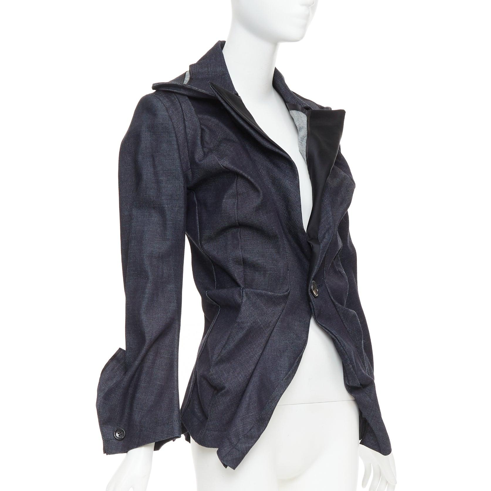 JUNYA WATANABE Blazer deconstruido fruncido de tela vaquera azul índigo 2006 S
Referencia: CYTY/A00005
Marca: Junya Watanabe
Colección: 2006
Material: Algodón
Color: Azul
Patrón: Sólido
Cierre: Botón
Detalles adicionales: Chaqueta de traje acolchada