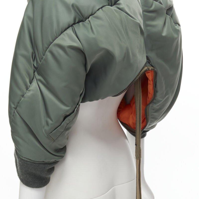Junya Watanabe 2006: giacca bomber MA-1 imbottita e decostruita, mantello S
Riferimento: CRTI/A00546
Marchio: Junya Watanabe
Designer: Junya Watanabe
Collezione: 2006 - Passerella
Materiale: Nylon
Colore: Verde, Arancione
Modello: Tinta