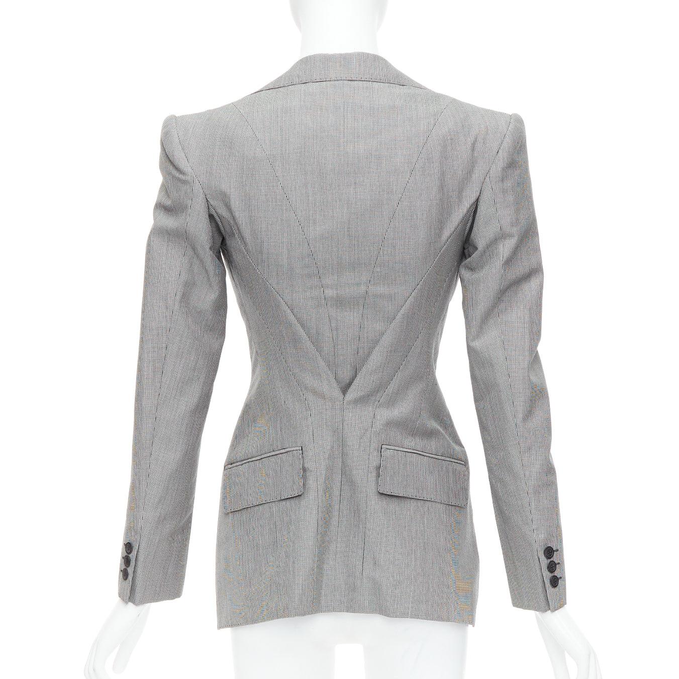 JUNYA WATANABE 2009 grey wool blend houndstooth cutaway blazer jacket S
Reference: ALCU/A00001
Brand: Junya Watanabe
Designer: Junya Watanabe
Collection: 2009 - Runway
Material: Wool, Silk, Blend
Color: Grey
Pattern: Houndstooth
Closure: