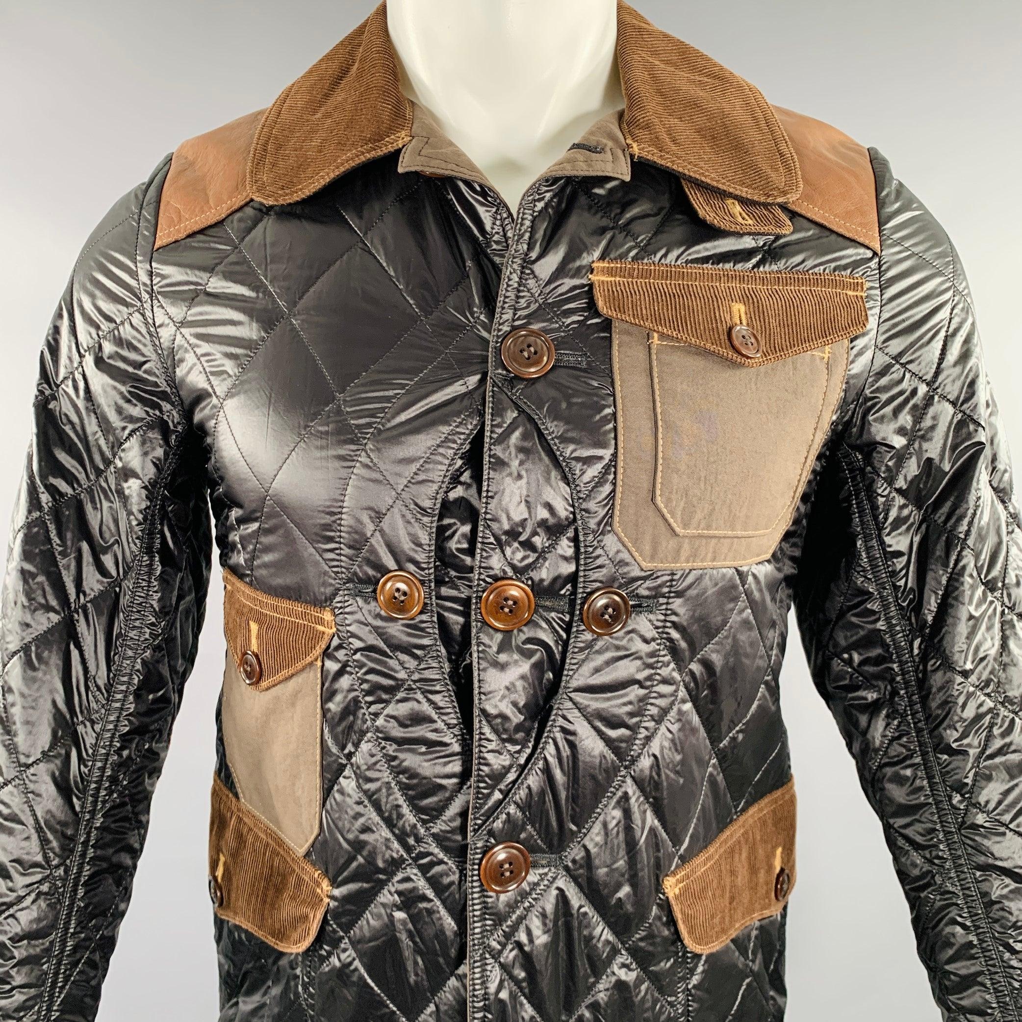 JUNYA WATANABE MAN 2009 veste
en nylon noir, avec de multiples poches utilitaires boutonnées, un col et des bordures de poches en velours côtelé marron, et des patchs en cuir marron aux épaules et aux coudes. Fabriqué au Japon. Excellent état.