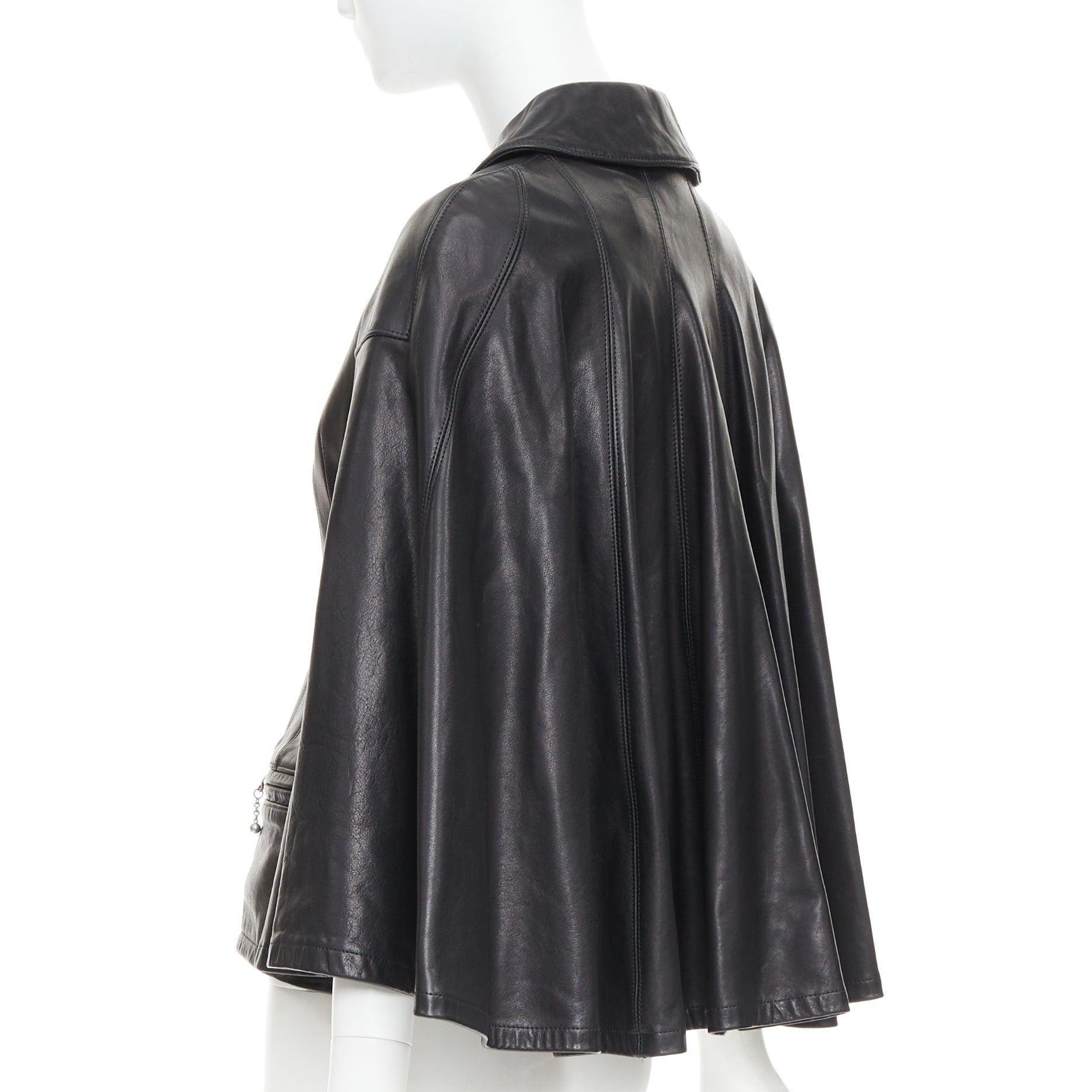 JUNYA WATANABE 2011 Runway black leather pleated corset caped jacket XS
Reference: CC/A00505
Brand: Junya Watanabe
Designer: Junya Watanabe
Collection: 2011 - Runway
Material: Leather
Color: Black
Pattern: Solid
Closure: Zip
Lining: Black