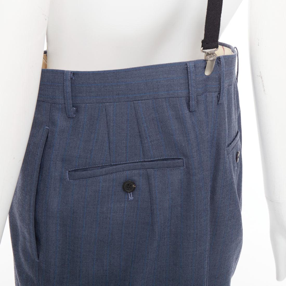 JUNYA WATANABE 2012 pantalon harem taille haute en laine bleue à rayures noires avec bretelles M
Référence : CYTY/A00002
Marque : Junya Watanabe
Collection : 2012
MATERIAL : Laine
Couleur : Bleu
Motif : à rayures
Fermeture : braguette à