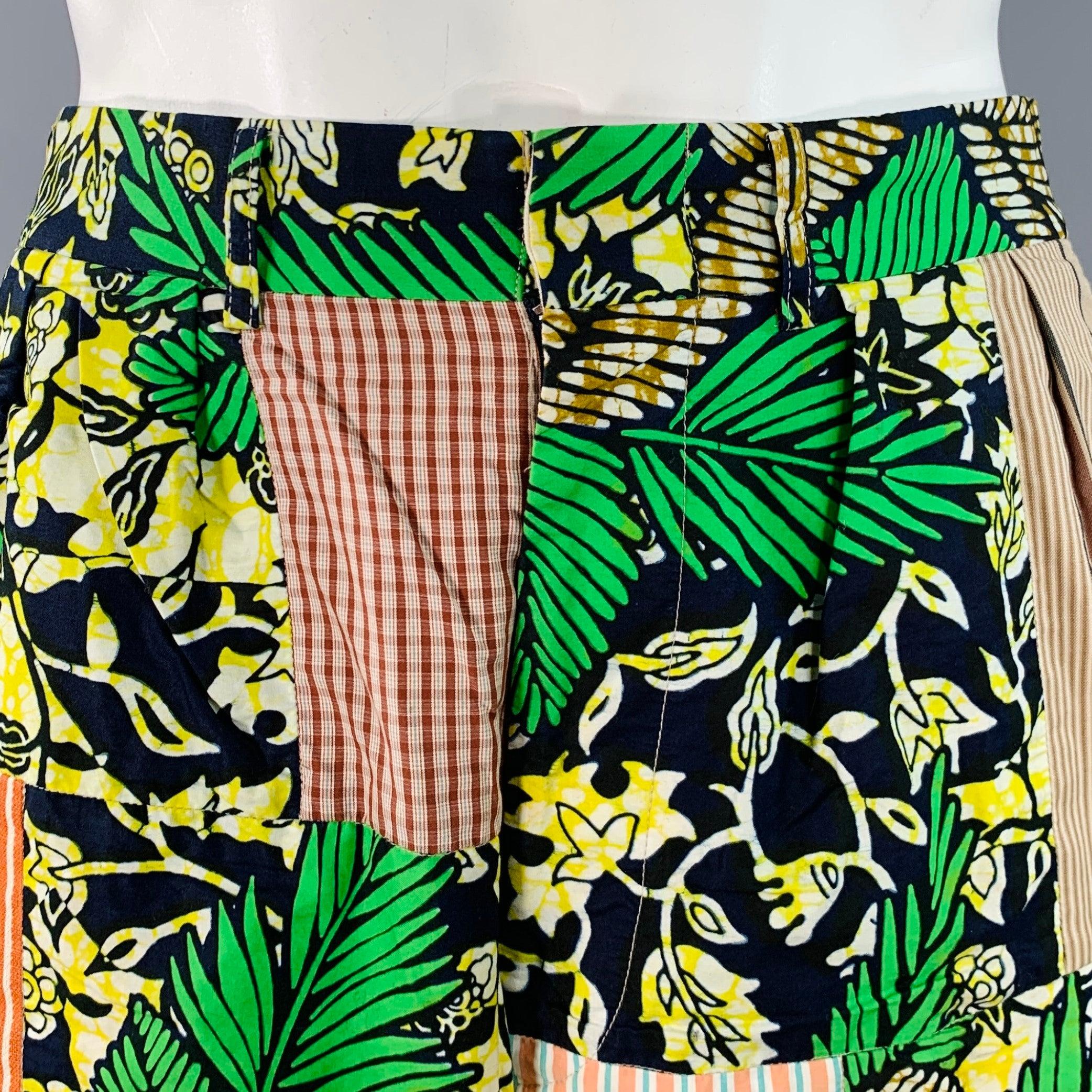 JUNYA WATANABE AD2015 Shorts
aus lebhaftem, mehrfarbigem Baumwoll-Leinen-Gewebe im Patchwork-Stil mit gemischten Mustern, plissiertem Design und Reißverschluss mit Schlitz. Made in Japan. sehr guter gebrauchter Zustand. Kleine Flecken im Inneren des