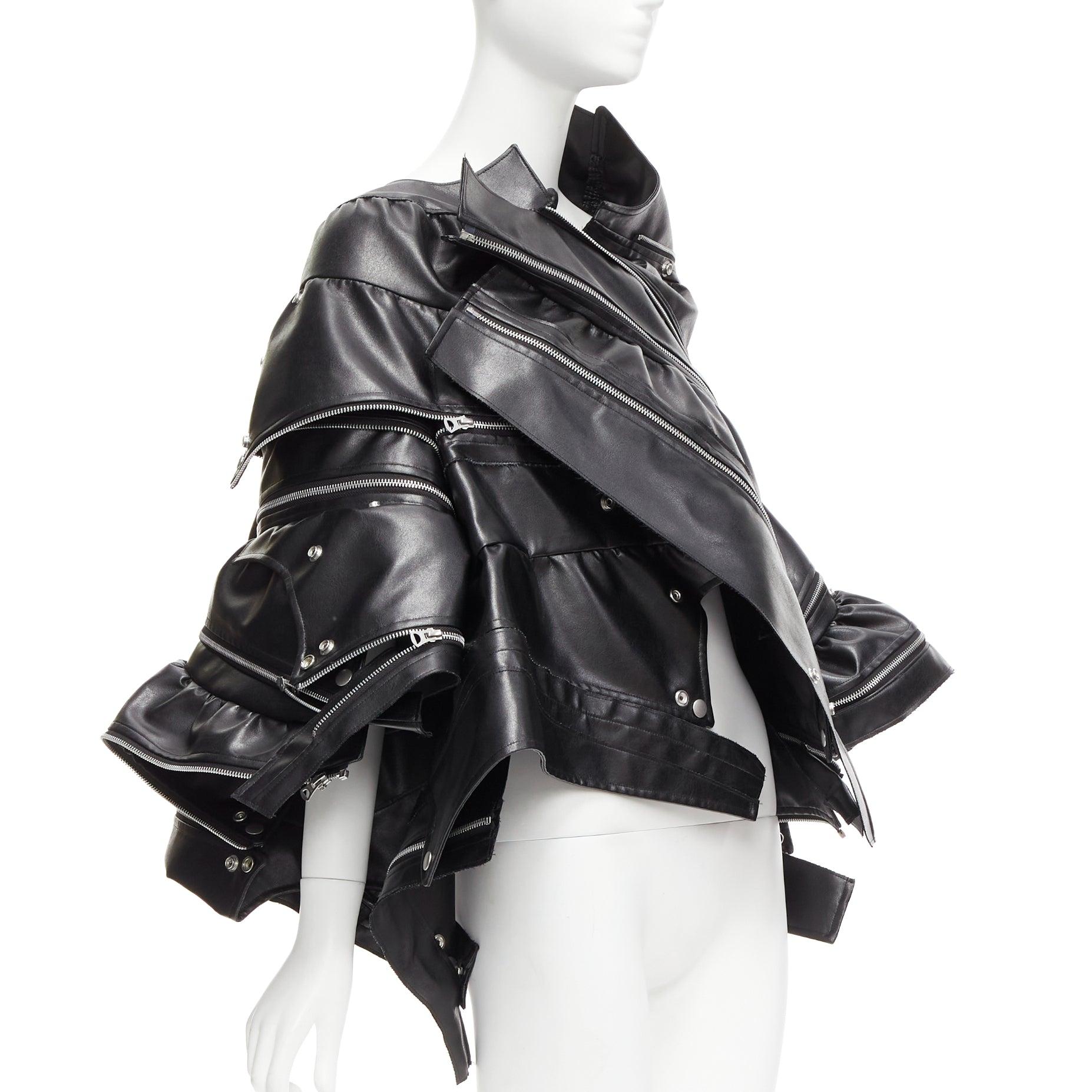 JUNYA WATANABE 2022 Runway black zip pleather deconstructed cape coat XS
Reference: AAWC/A00721
Brand: Junya Watanabe
Designer: Junya Watanabe
Collection: 2022 - Runway
Material: Faux Leather
Color: Black, Silver
Pattern: Solid
Closure: Snap