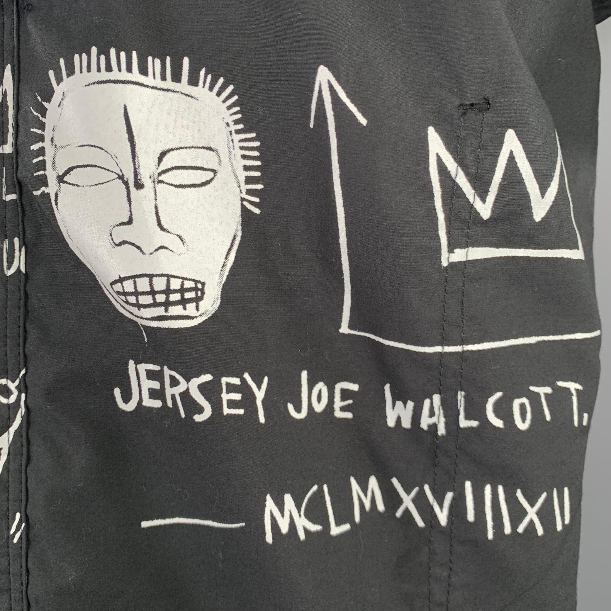 JUNYA WATANABE Kurzarm-Shirt
aus schwarz-weißem Baumwollgewebe mit Allover-Druck von Jean-Michel Basquiat, großer Innentasche und Knopfverschluss. Hergestellt in Japan &New with Tags. 

Markiert:   XL 

Abmessungen: 
 
Schultern: 18,5 Zoll