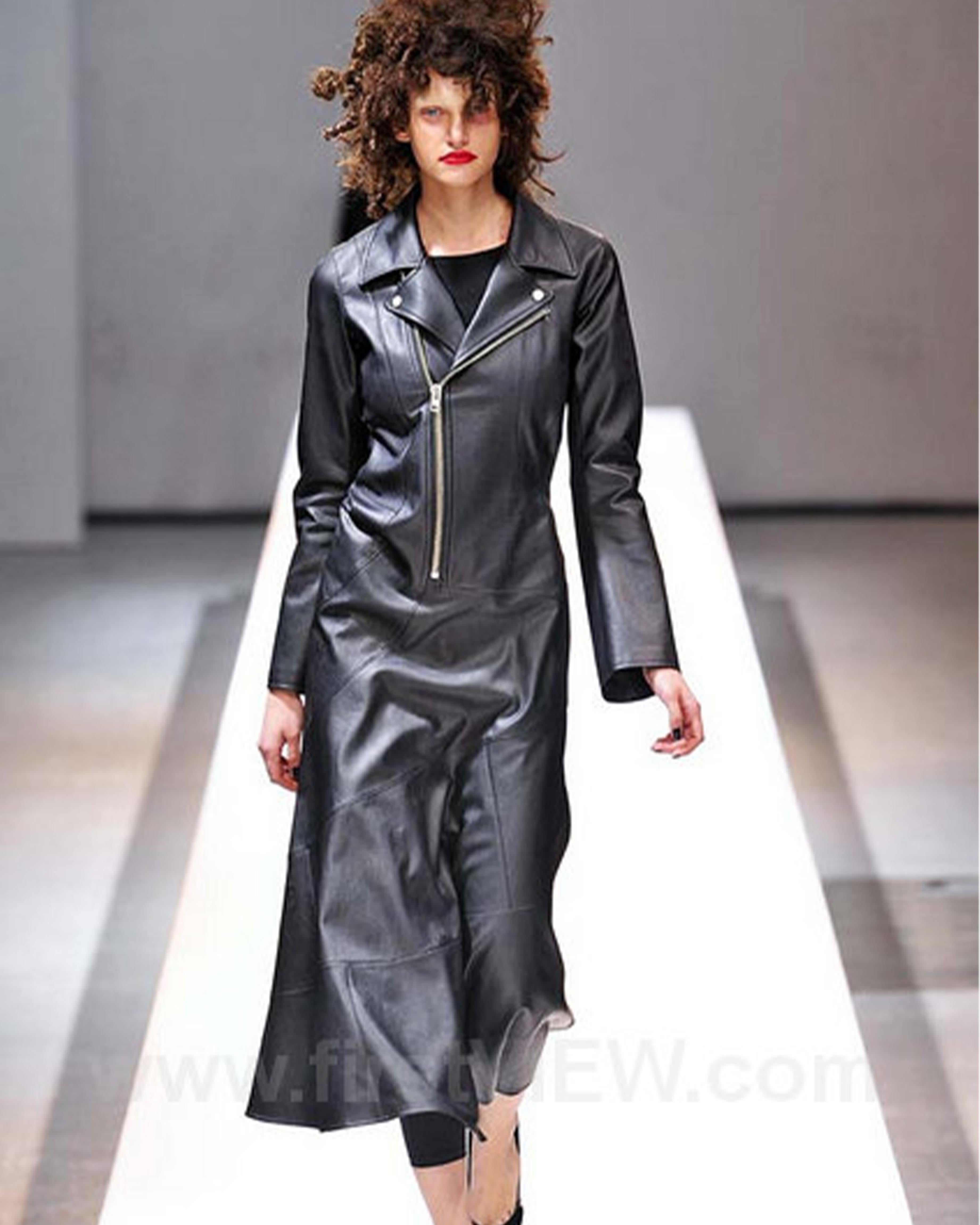 - Entworfen von Junya Watanabe
- Herbst-Winter-Kollektion 2013
- Schwarze lange Bikerjacke
- Asymmetrischer Reißverschluss an der Vorderseite
- Reißverschlusstaschen und Taschen mit Knöpfen an der Vorderseite
- Doppelter Knopfverschluss für die