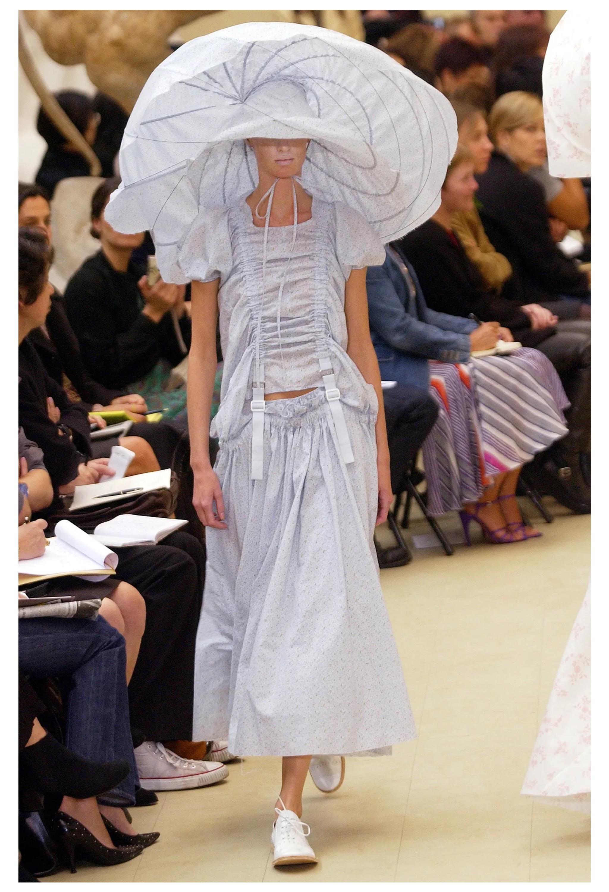 Resurrection Vintage freut sich, ein schwarzes Baumwoll-Fallschirmkleid von Junya Watanabe aus der SS 2003-Kollektion präsentieren zu können. Es hat geraffte Puffärmel, einen leichten V-Ausschnitt, einen Ausschnitt in der Taille, verstellbare Träger
