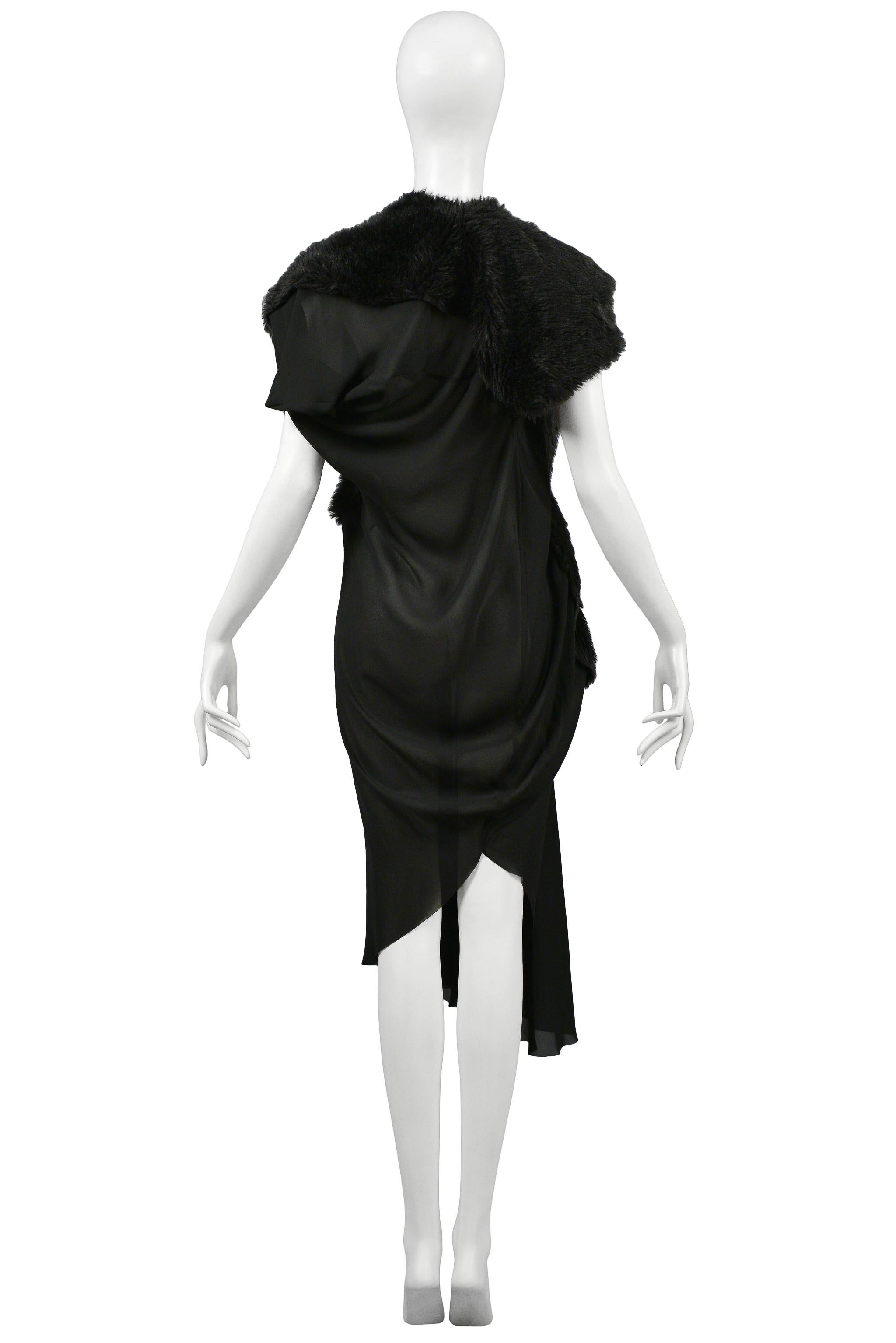 Resurrection Vintage a le plaisir de vous proposer une robe vintage Junya Watanabe en crêpe noir drapé avec des panneaux en fausse fourrure, un décolleté en V, un ourlet asymétrique, des épaules douces, des manches châle et une jupe facile à