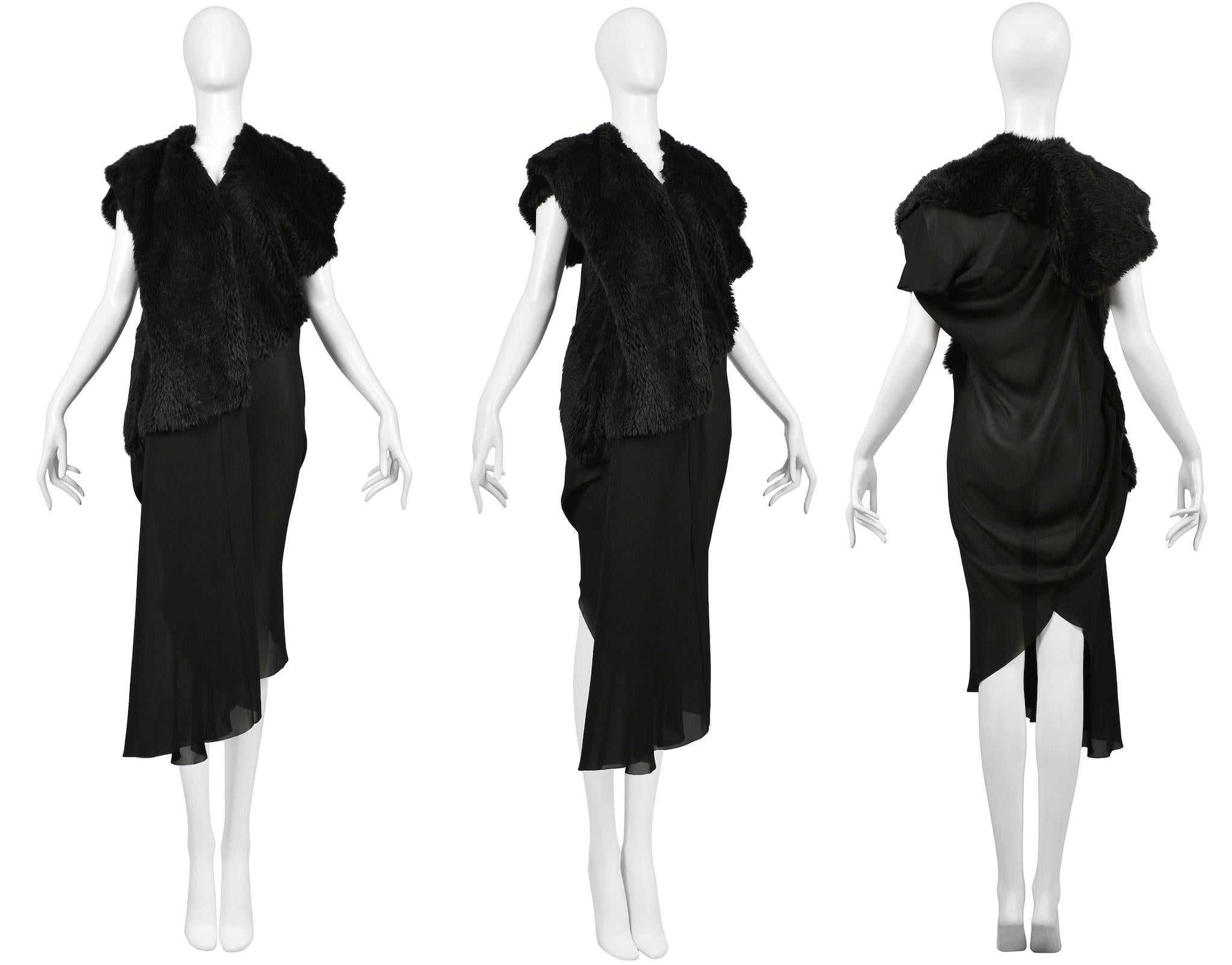 Junya Watanabe - Robe drapée noire avec fausse fourrure Excellent état - En vente à Los Angeles, CA