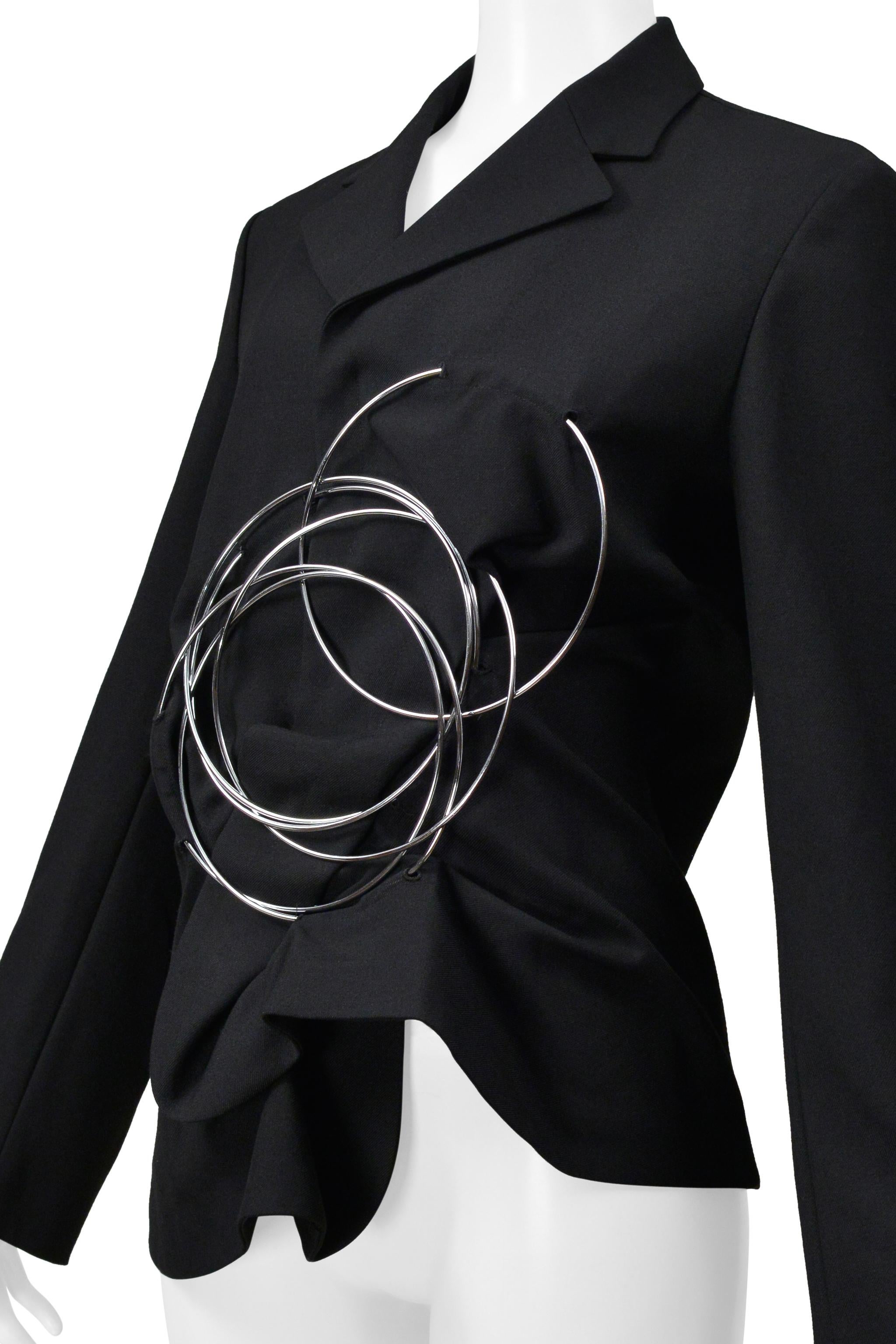 Junya Watanabe Veste noire avec anneaux métalliques dramatiques 1999-2000 Excellent état - En vente à Los Angeles, CA