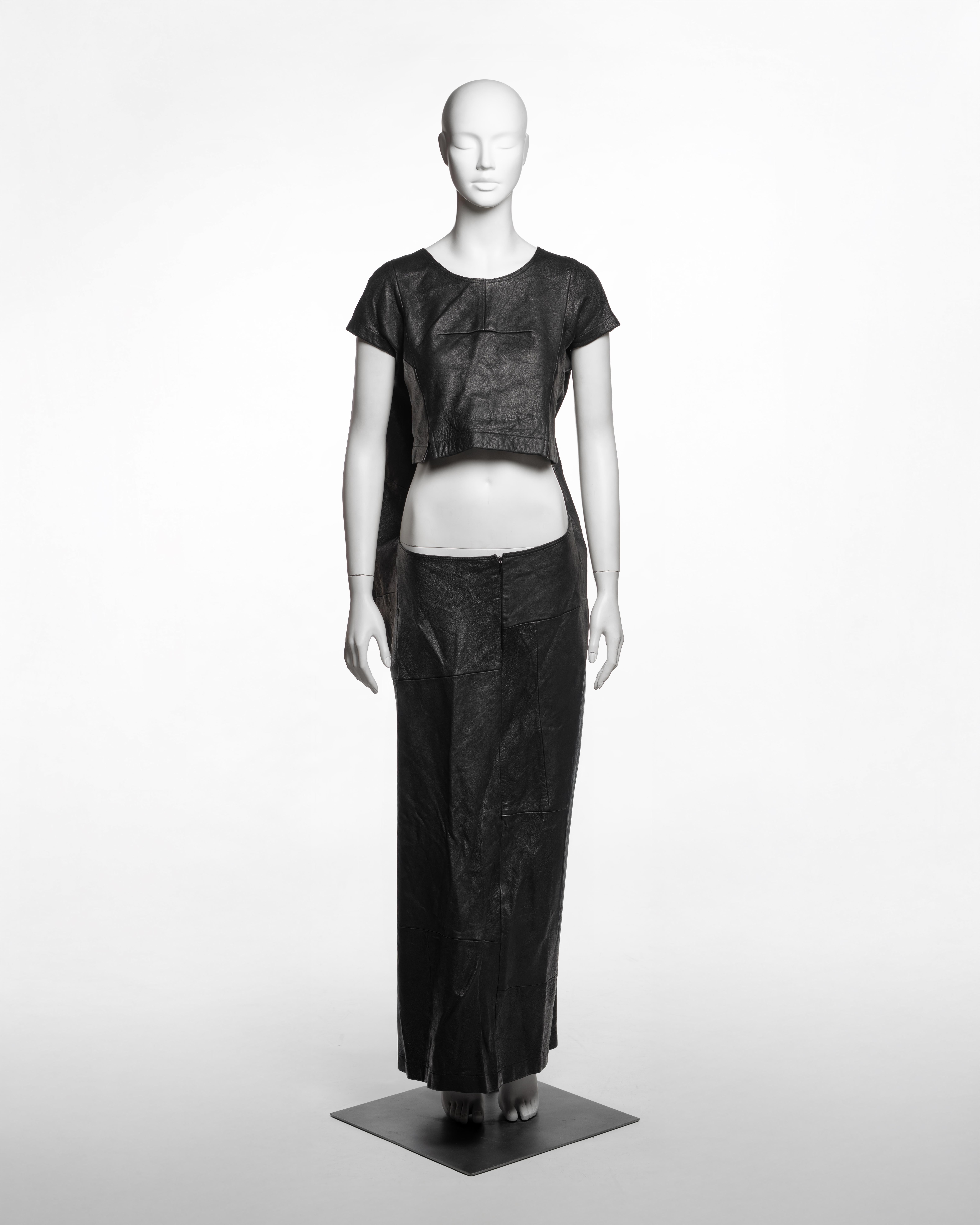 Maxikleid von Junya Watanabe für Comme des Garçons, Herbst-Winter 1995, vollständig aus schwarzem Patchwork-Leder gefertigt. Das Design besteht aus einem taillierten Mieder mit kurzen Ärmeln und rundem Halsausschnitt, das durch eine durchgehende