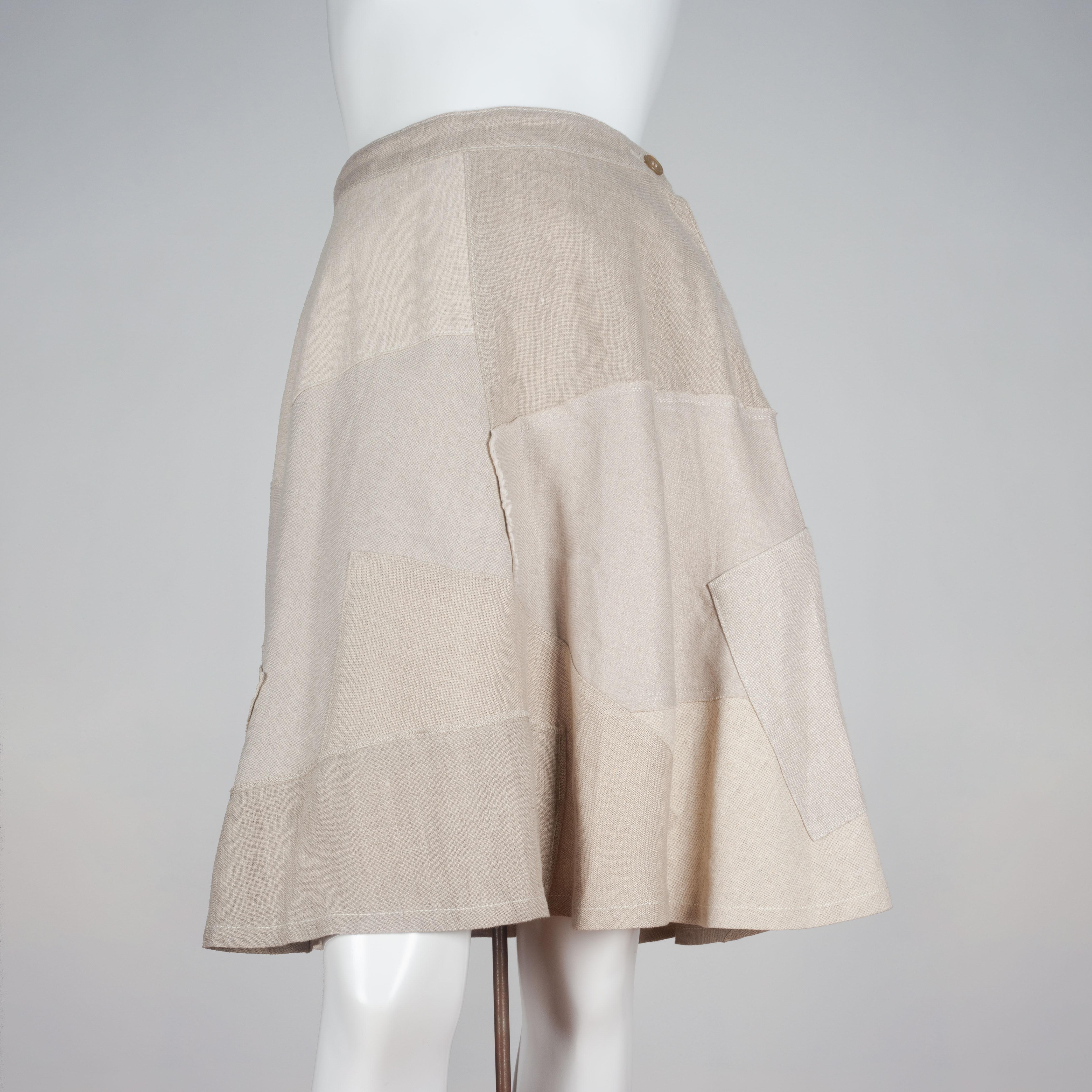 Junya Watanabe Comme des Garçons 2013, a patchwork skirt from Japan composed of neutral tones in patchwork linen and an A-line cut. Bohemian feel with a classic cut and deconstructed style. 

YEAR: 2013
MARKED SIZE: XS
US WOMEN'S: XS
US MEN'S:
