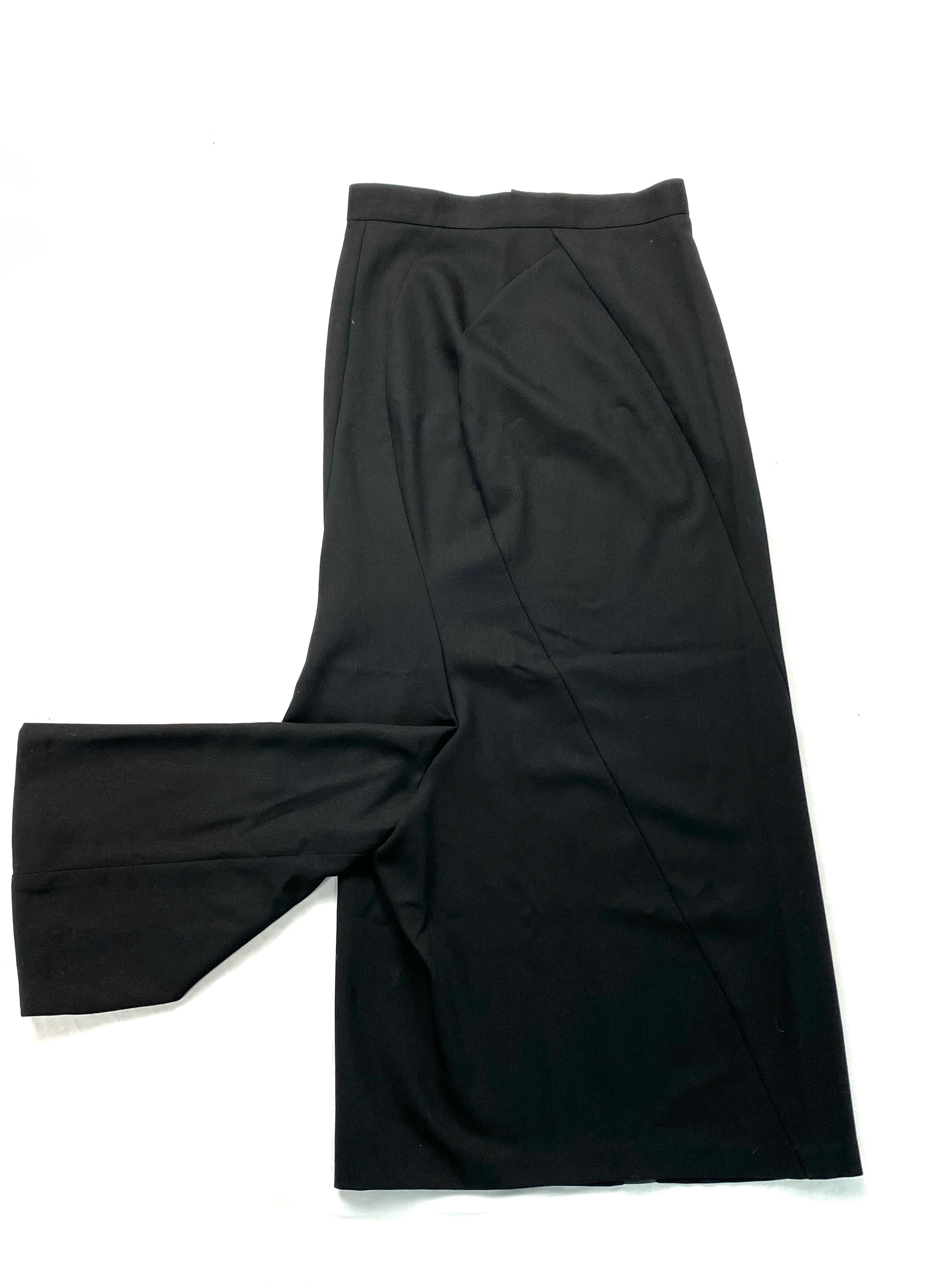 Product details:

Featuring maxi length skirt with rear zip and hook closure and black silk ribbon detail design on the back.
Made in Japan.