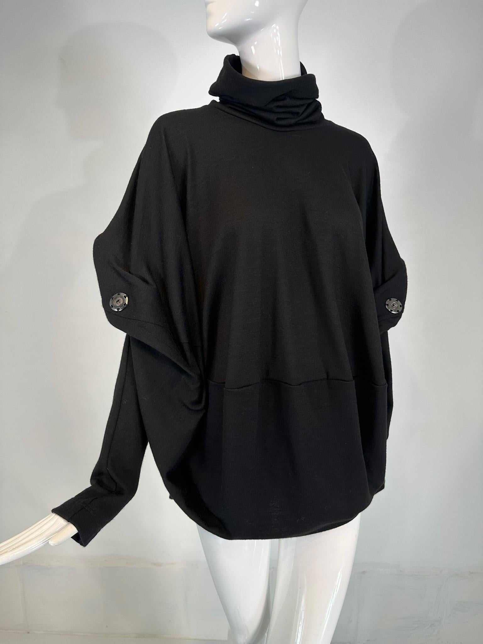 Junya Watanabe Comme des Garcons schwarzer Rollkragenpullover aus Wolle mit großer Druckknopfleiste Pullover/Oberteil. Extra langer Rollkragenpullover mit Übergröße zum Überziehen. Lange, gerade Ärmel, mehr nach hinten versetzt. Interessante