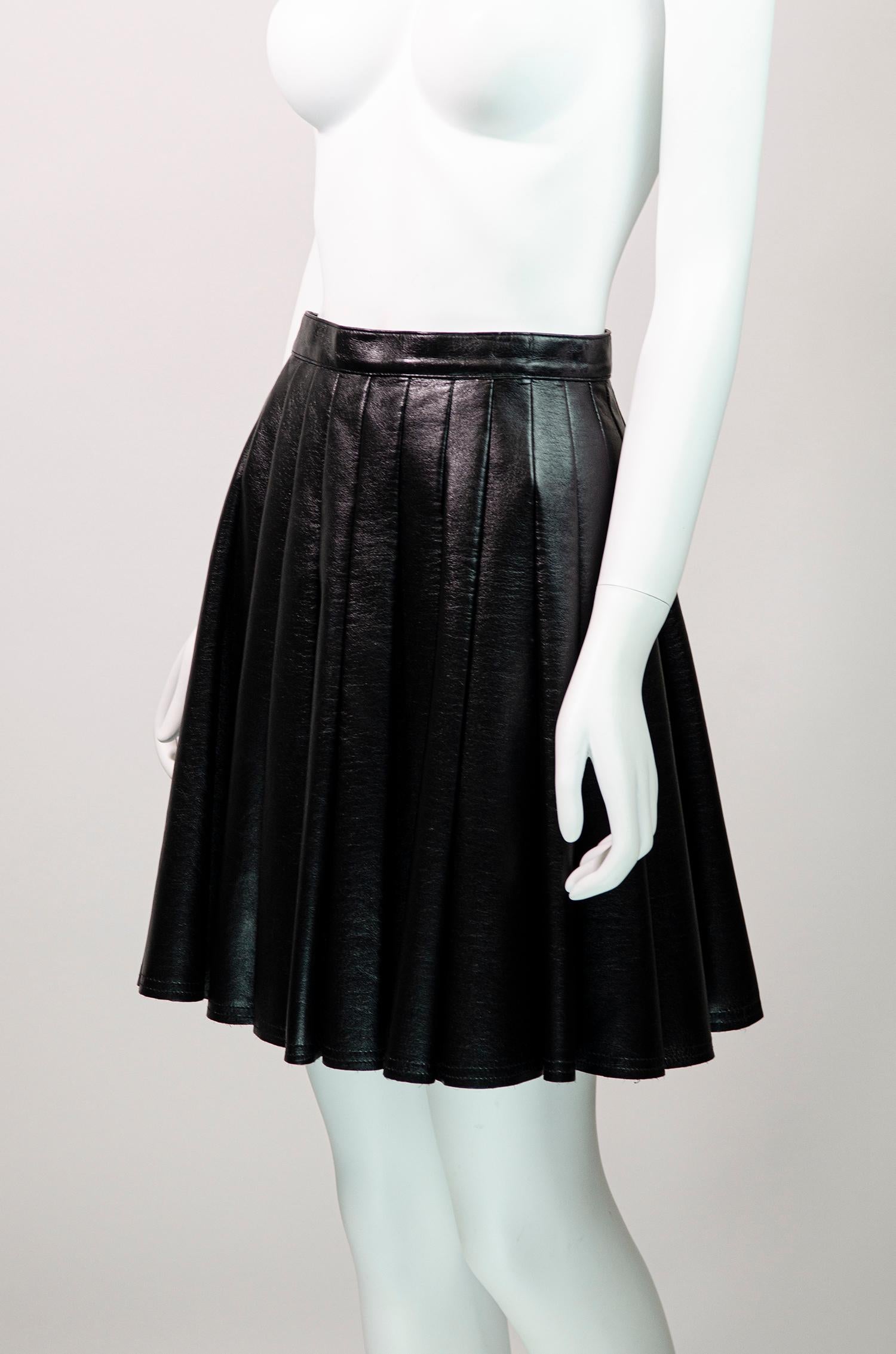 Étonnante jupe plissée en cuir noir du créateur japonais Junya Watanabe.

La luxueuse jupe en cuir est fabriquée à partir d'un cuir souple. Elle est ajustée à la taille et plissée sur le corps. La longueur tombe au-dessus du genou. Il se ferme à