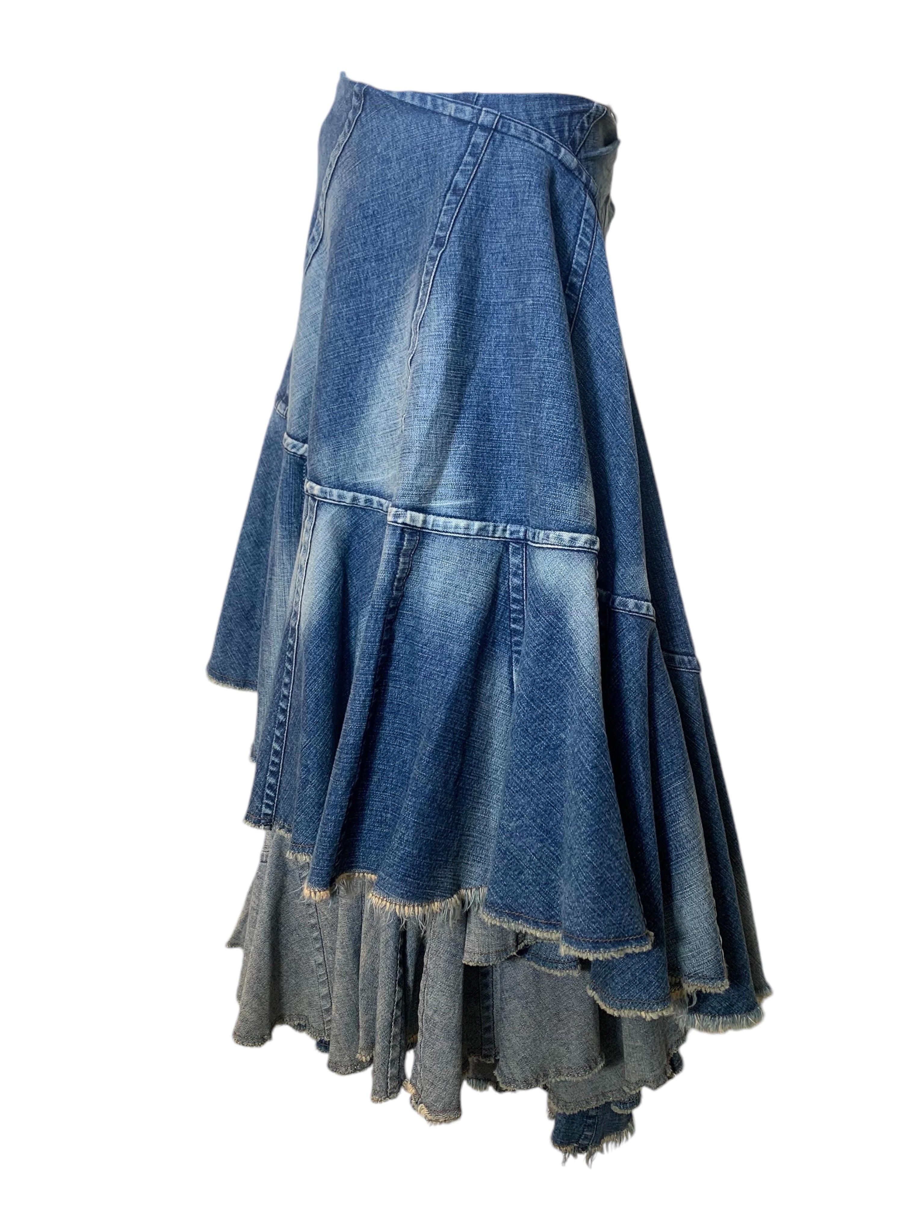 Fantastisches Denim-Jeans-Beispiel für gehobene und kreative Streetwear. Dieses Stück erinnert an die DIY-Tage des Punk und der Expression. Tragen Sie es als Rock, als Lagenlook über Jeans, als Oberteil, als alles, was Ihr kreatives Herz begehrt.