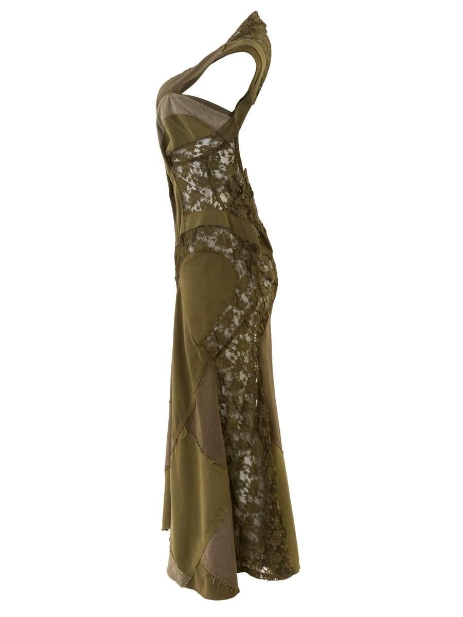 2006 FALL/WINTER Collection Rare JUNYA WATANABE Armeegrünes Kleid aus Spitze und Baumwolle mit Fischschwanz-Patchwork, tailliertem Mieder, Neckholder-Ausschnitt und Cut-Outs im gesamten Bereich. Neu mit Tags.