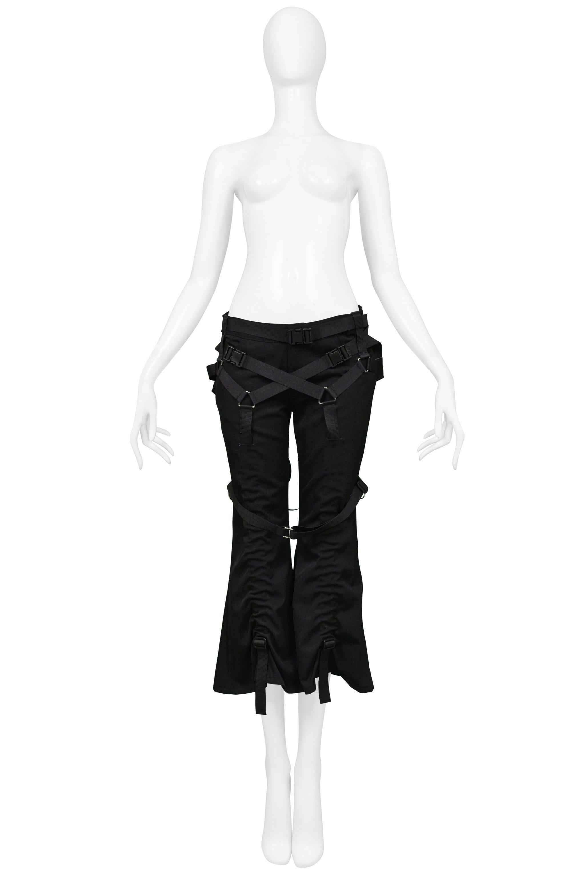 Resurrection Vintage is excited to offer a vintage Junya Watanabe for Comme des Garcons black wrap parachute pants featuring an adjustable snap belt, front pockets and, parachute straps. 

Size: Small
Cotton
2003 Collection
Excellent Vintage