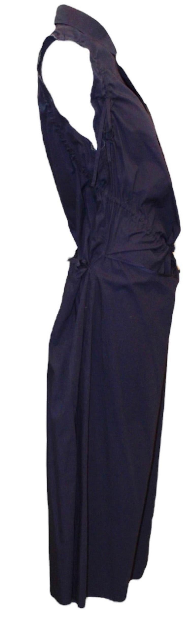 Cette robe chemise Junya Watanabe for Comme des Garcons est réalisée en 100% coton. Date  IDEA, cette pièce déconstruite est classique et intemporelle - la juxtaposition de l'idée de la robe chemise américaine classique ornée de fronces asymétriques