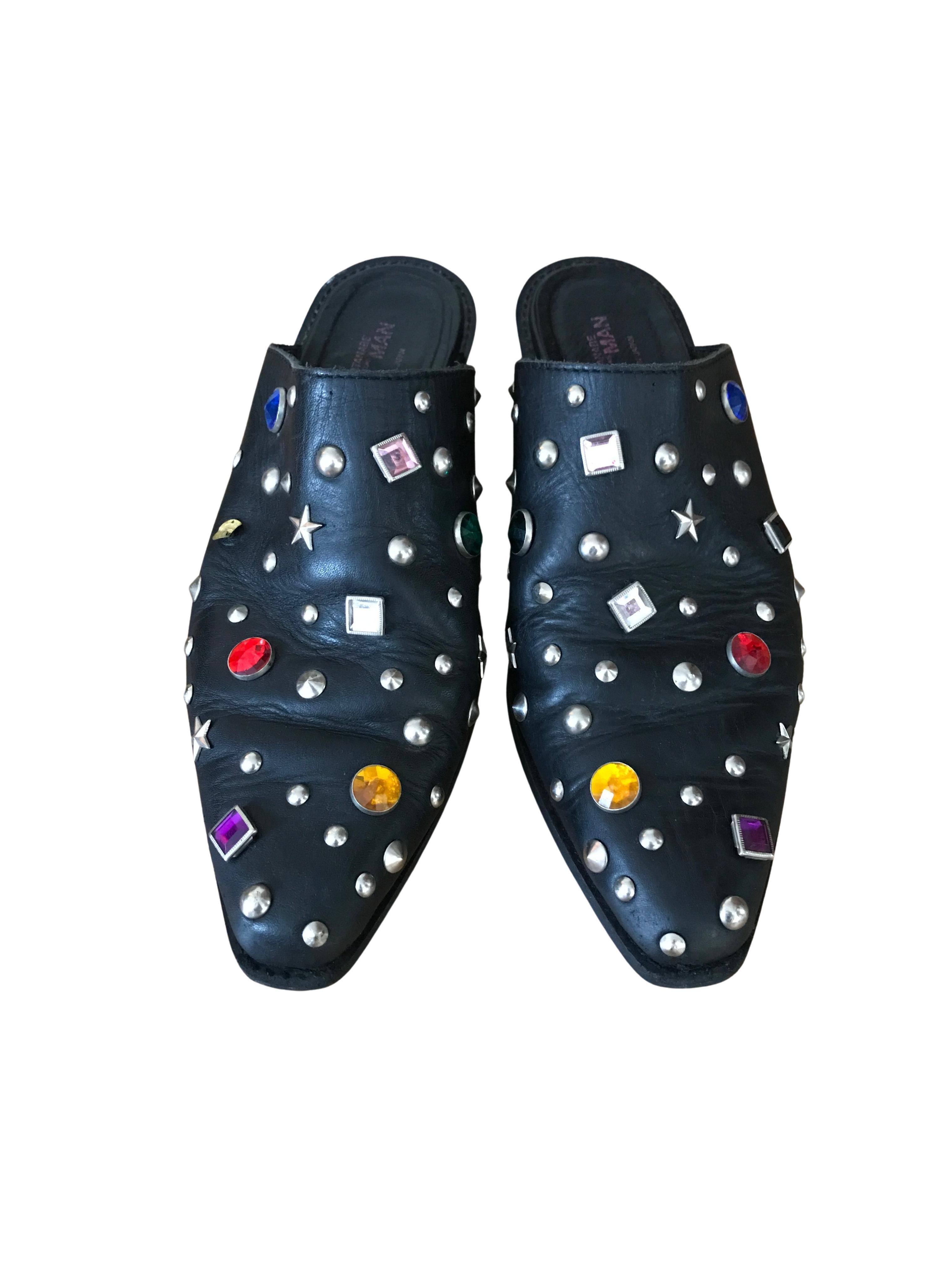 Otra pieza rara de Junya, ya que el diseño de las mulas no era muy común a principios de los 2000, creo que esta pieza es un giro perfecto de Junya, pero teniendo en cuenta el hecho de que siempre introduce conceptos y diseños poco convencionales en