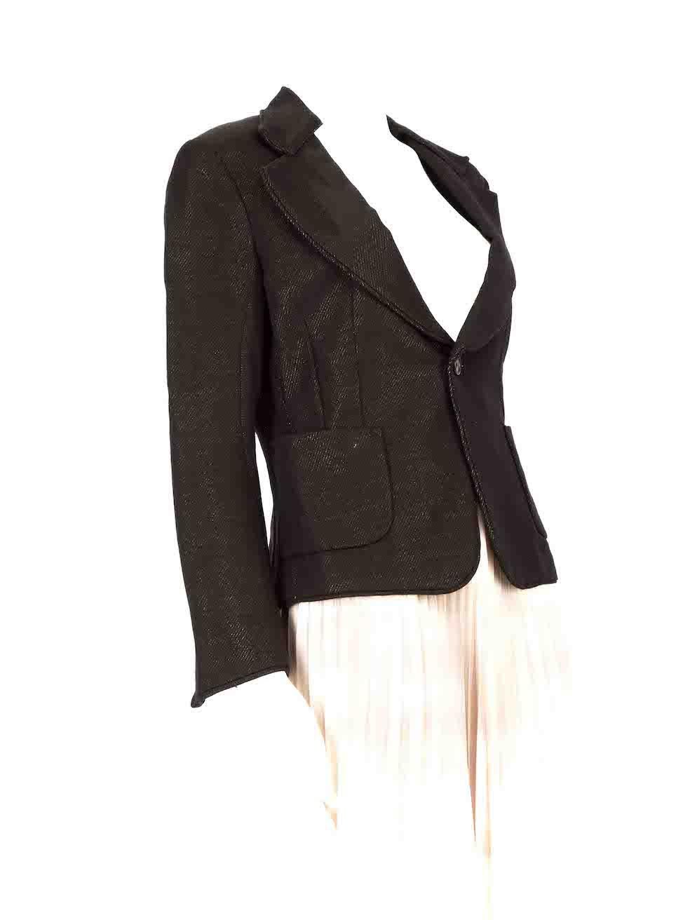 CONDIT ist sehr gut. Der Blazer weist nur minimale Gebrauchsspuren auf. Leichte Verfärbung auf dem Label und ein Fadenzug auf der linken Seite des Kragens. Ein kleines Loch in der rechten Tasche und lose Nähte am linken Innenbündchen an diesem