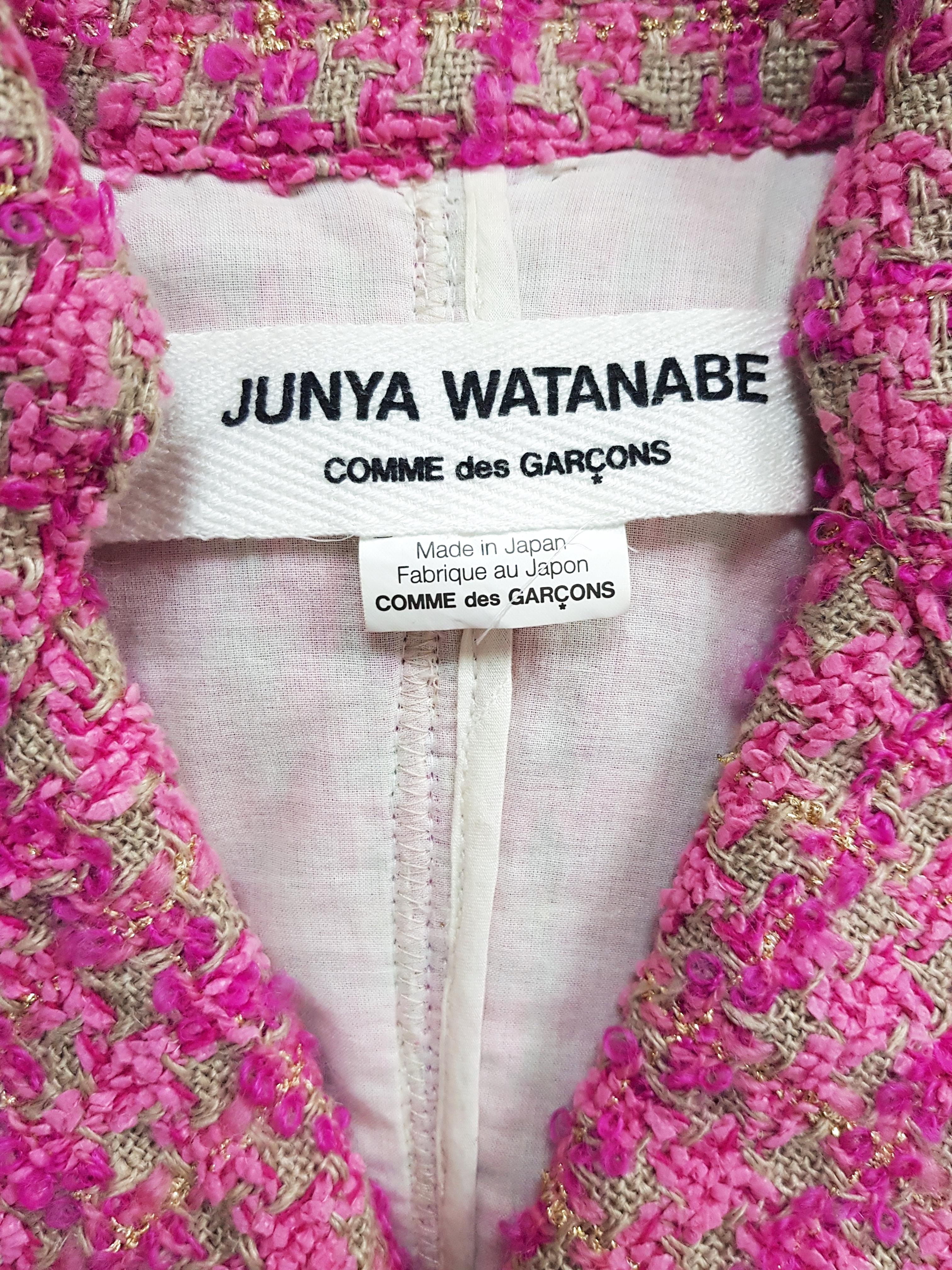 Junya Watanabe x Comme des Garcons pink tweed jacket, beautifully made and structured (detailed sleeve ends, 2 frontal buttons to change fitting shape, collar, interior finishes...).

Raw edges
Two front closing buttons
Two frontal pockets
Open cuff