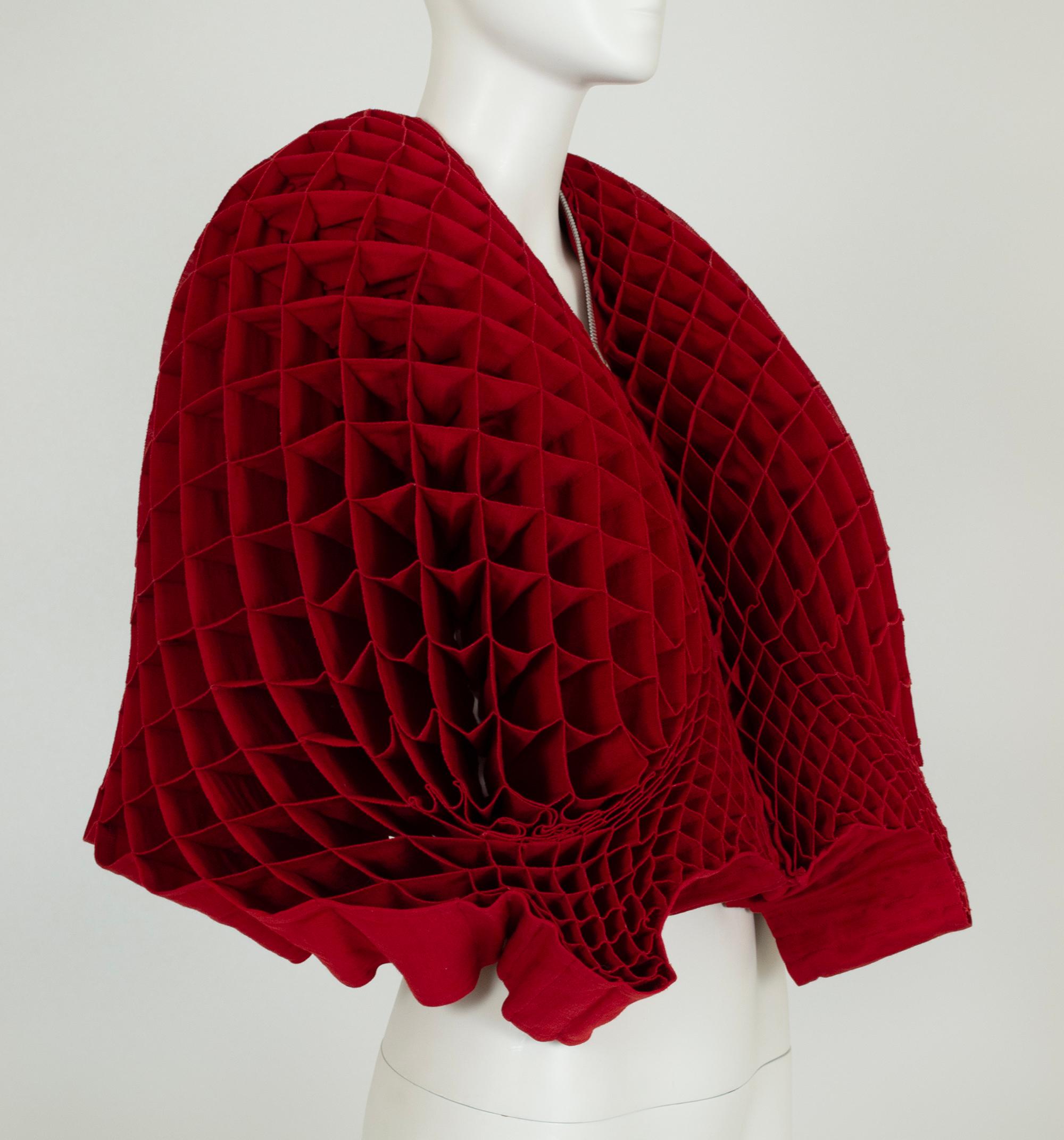 A master class in cut, patternmaking and proportion, this runway 2015 stole is part wearable art and an exercise in deliberate social distancing that collapses into nothing when unzipped. Avant Garde dressing at its head-turning finest.

Accordion