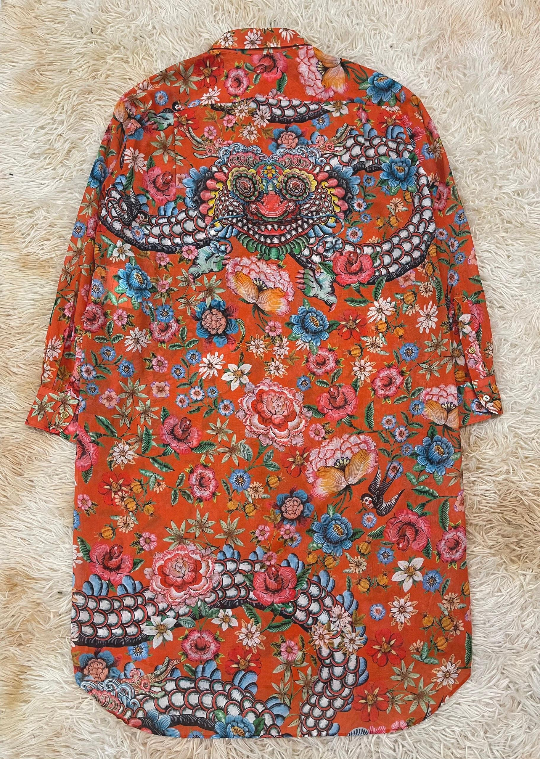 Junya Watanabe S/S2022 Qilin-Langarmhemd

Silhouette: Langes Hemd - Hemdkleid. Auf vielen Drucken ist der traditionelle Brauch des Mondneujahrs in der asiatischen Kultur dargestellt.

Stoff: Leichte Baumwolle

Auskleidung: Keine

Saison: Frühling