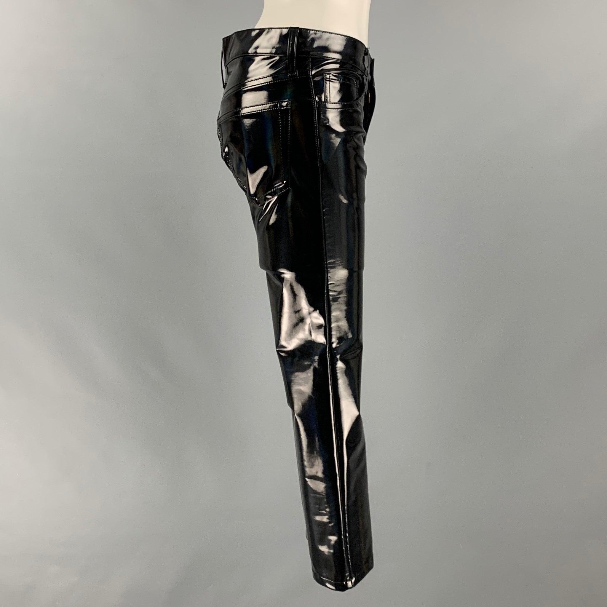 Die Comme des Garcon AD 2019 Hose von JUNYA WATANABE besteht aus schwarzem Polyester, hat ein gerades Bein, fünf Taschen im Jeansschnitt und wird mit einem Reißverschluss geschlossen. Hergestellt in Japan &New with Tags. 

Markiert:   S