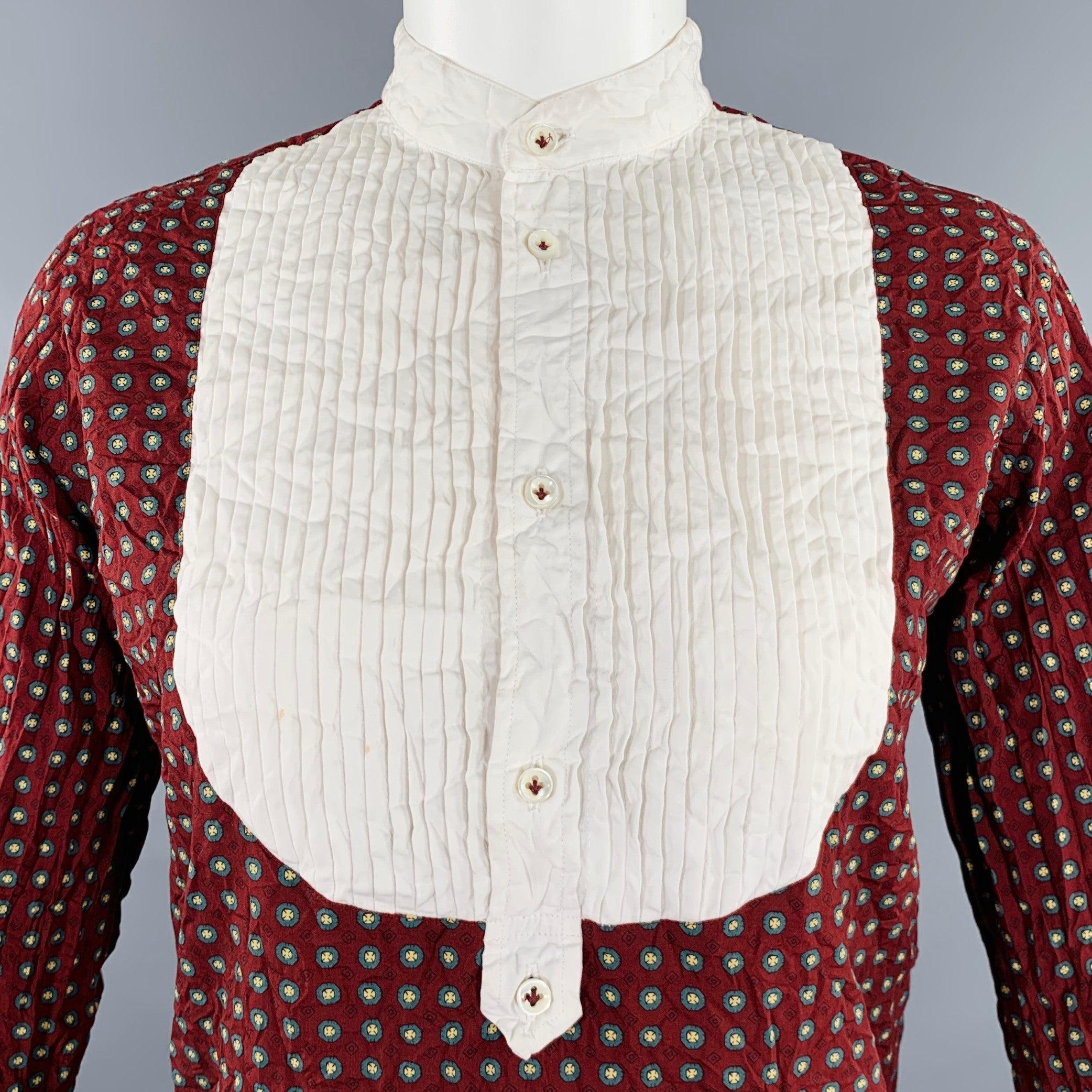 Robe JUNYA WATANABE
en tissu polyester bordeaux et blanc, avec un style froissé, un motif à pois, un devant plissé et une demi-patte fermée par un bouton. Fabriqué au Japon. Très bon état. Marques et signes d'usure mineurs. 

Marqué :   S 

Mesures