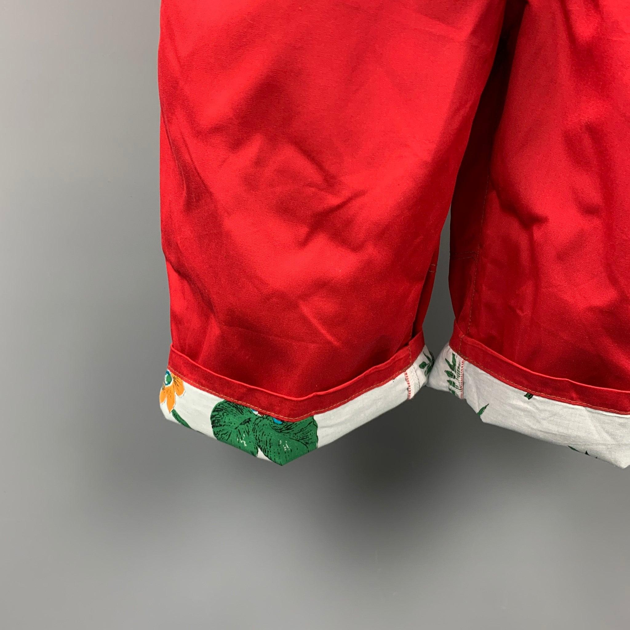 JUNYA WATANABE Shorts aus einer roten Polyestermischung mit Blumenprint, Plissee, Gürtel, Knopfdetails und Reißverschluss. Hergestellt in Japan.
Neu mit Tags.
 

Markiert:   XL / AD2013 

Abmessungen: 
  Taille: 32 Zoll 
Steigung: 11 Zoll