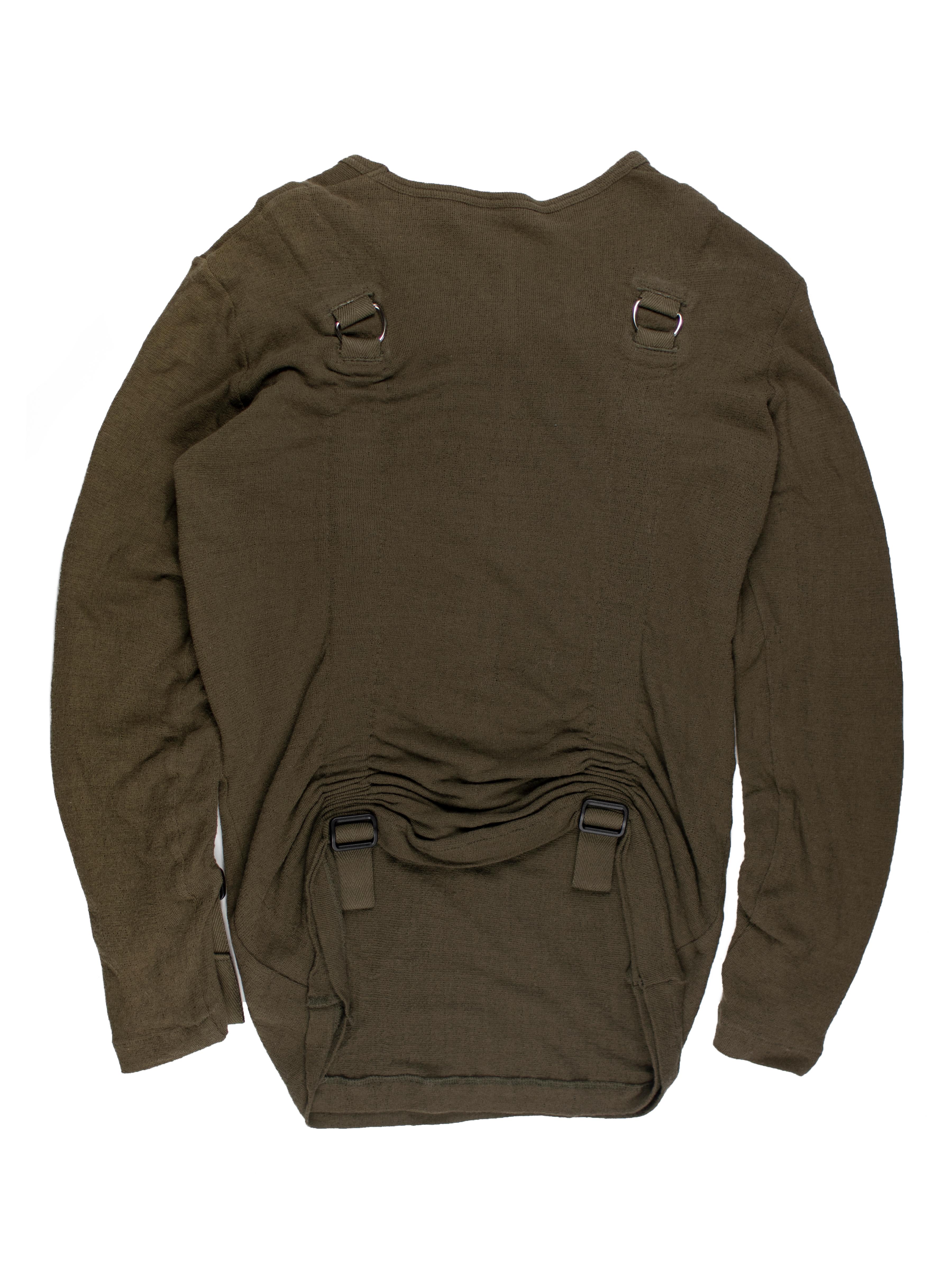 La capacité de Junya à se déplacer et à occuper divers espaces dans le monde de la mode est quelque peu désorientante. De l'Americana au punk-rock:: il est capable de canaliser sans effort l'éthique de presque n'importe quel look:: sans pour autant