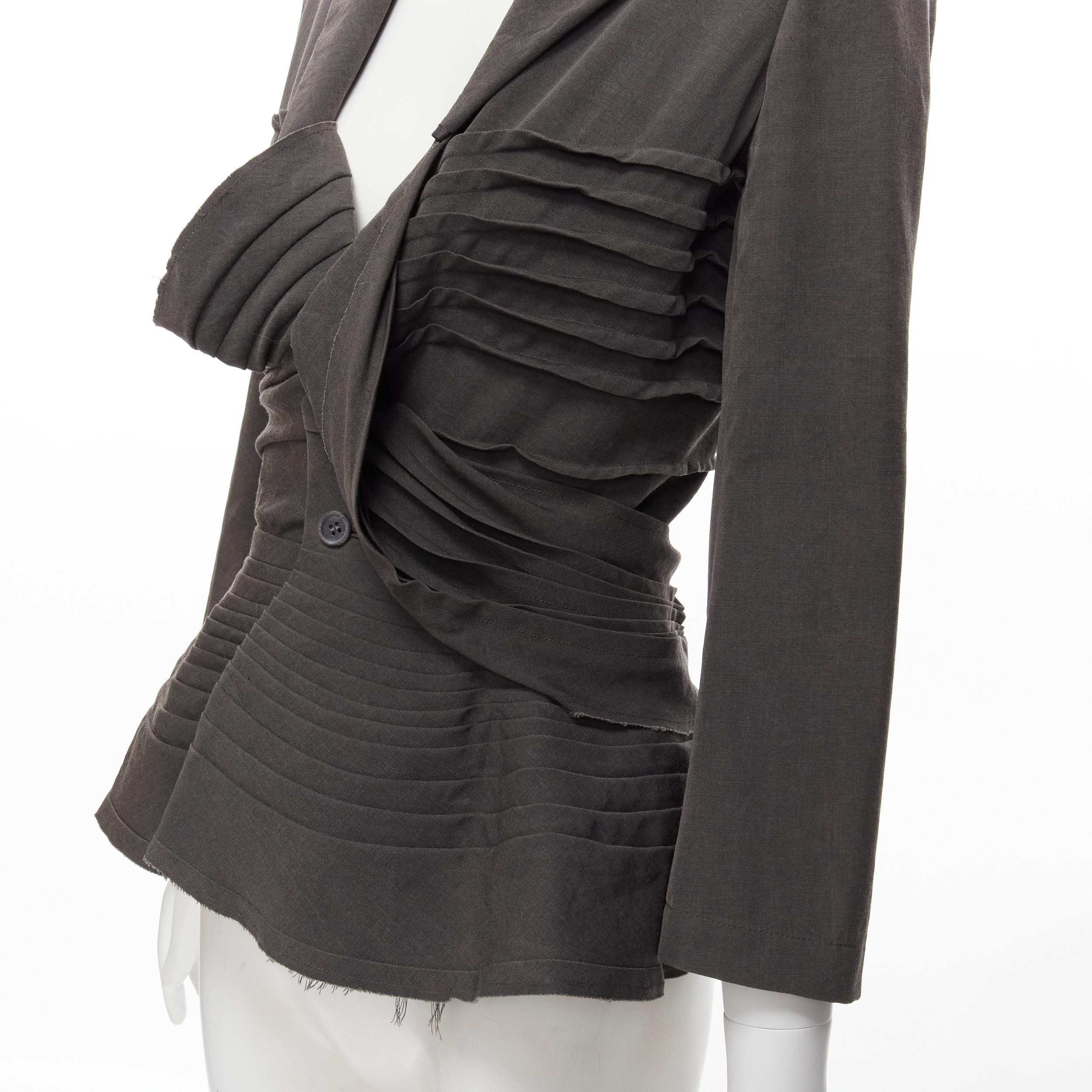 JUNYA WATANABE Vintage 2002 grey wool twist draped pleated waist blazer jacket S 
Reference: CRTI/A00569 
Brand: Junya Watanabe 
Collection: 2002 
Material: Wool 
Color: Grey 
Pattern: Solid 
Closure: Button 
Extra Detail: Washed grey lightweight