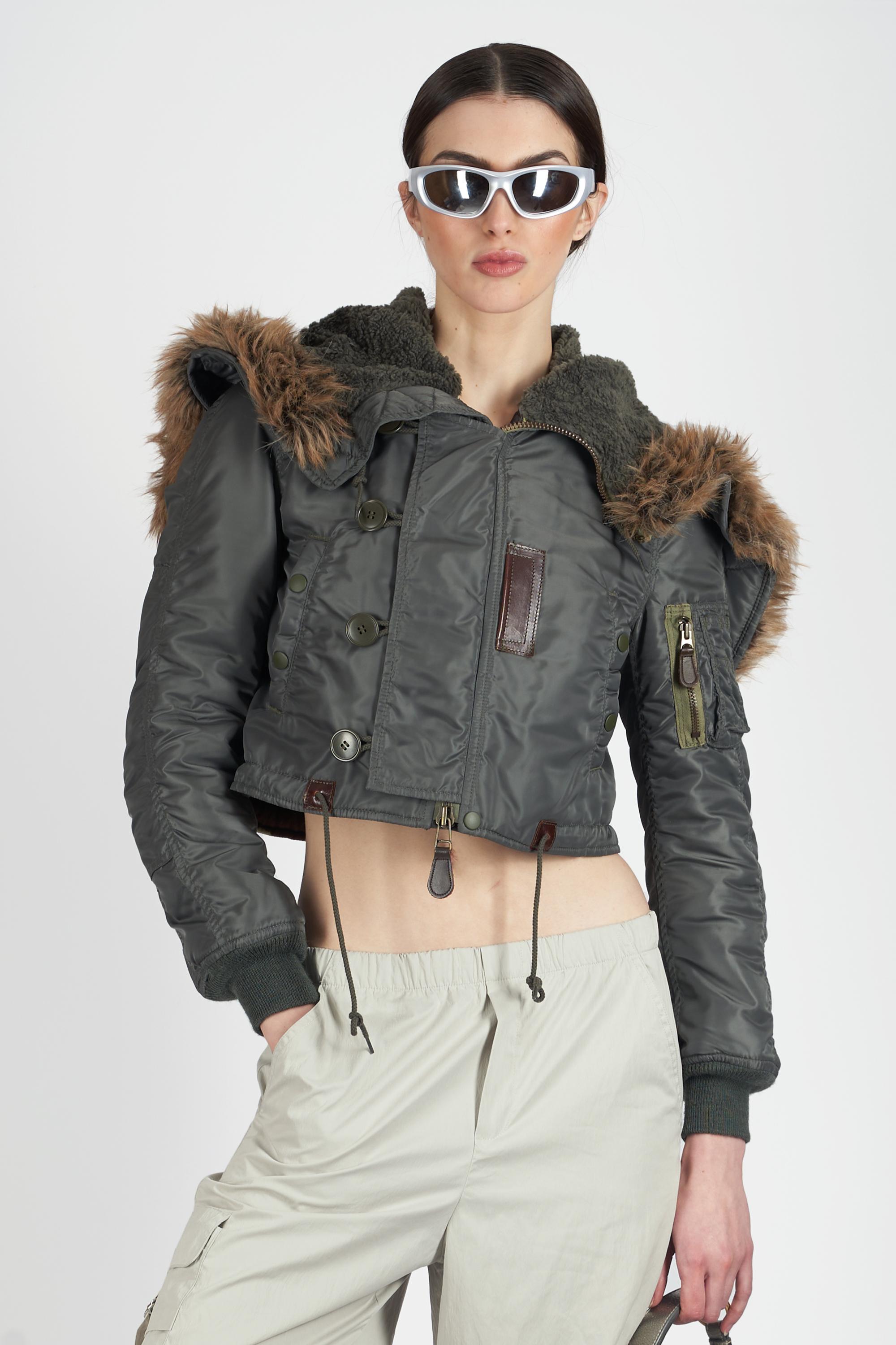 Bomber verde vintage Junya Watanabe Autunno Inverno 2010. Presenta chiusura con zip e bottoni, orlo con coulisse, cappuccio con zip divisa, zip a due vie e lunghezza ridotta. In eccellenti condizioni vintage.

Marchio: Junya Watanabe
Taglia: UK