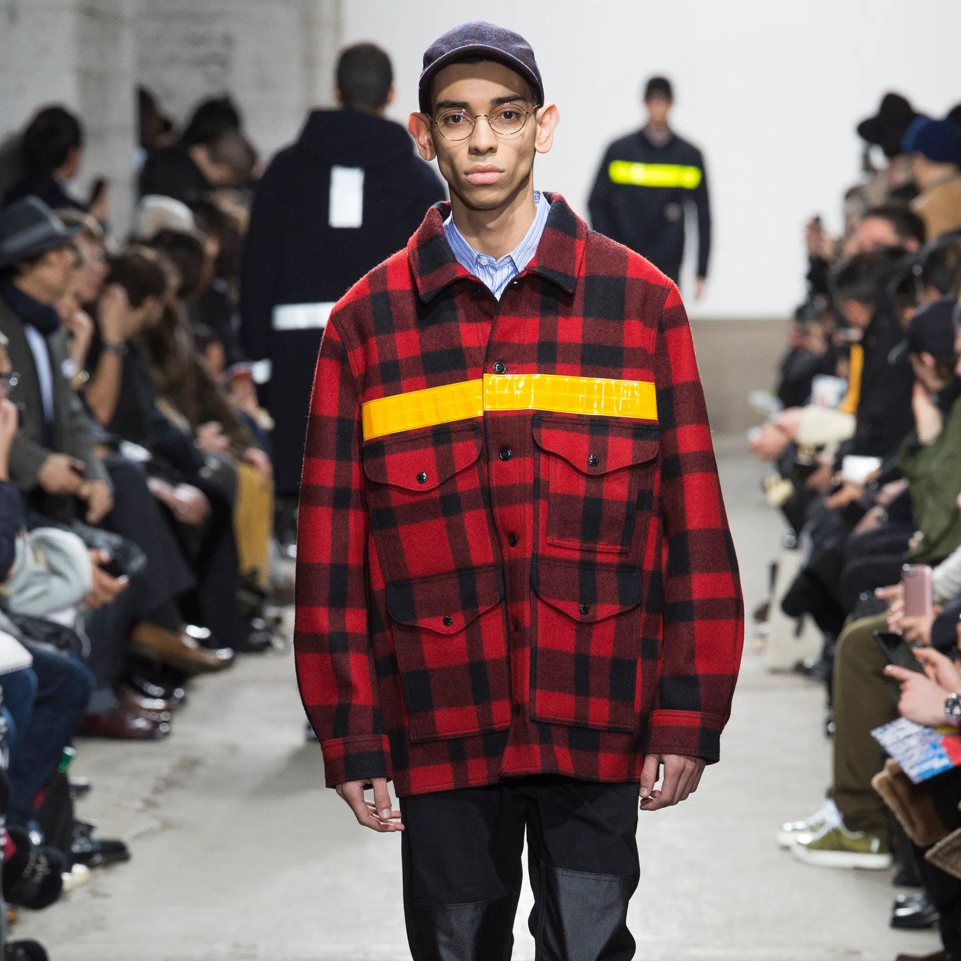 JUNYA WATANABE MAN x FILSON Jacke aus rot-schwarz karierter Büffelwolle mit gelben Reflexstreifen, aufgesetzten Vordertaschen, Ellbogenaufnähern aus Leder, einem Nylonrücken und einem Verschluss mit Knöpfen. Hergestellt in Japan /