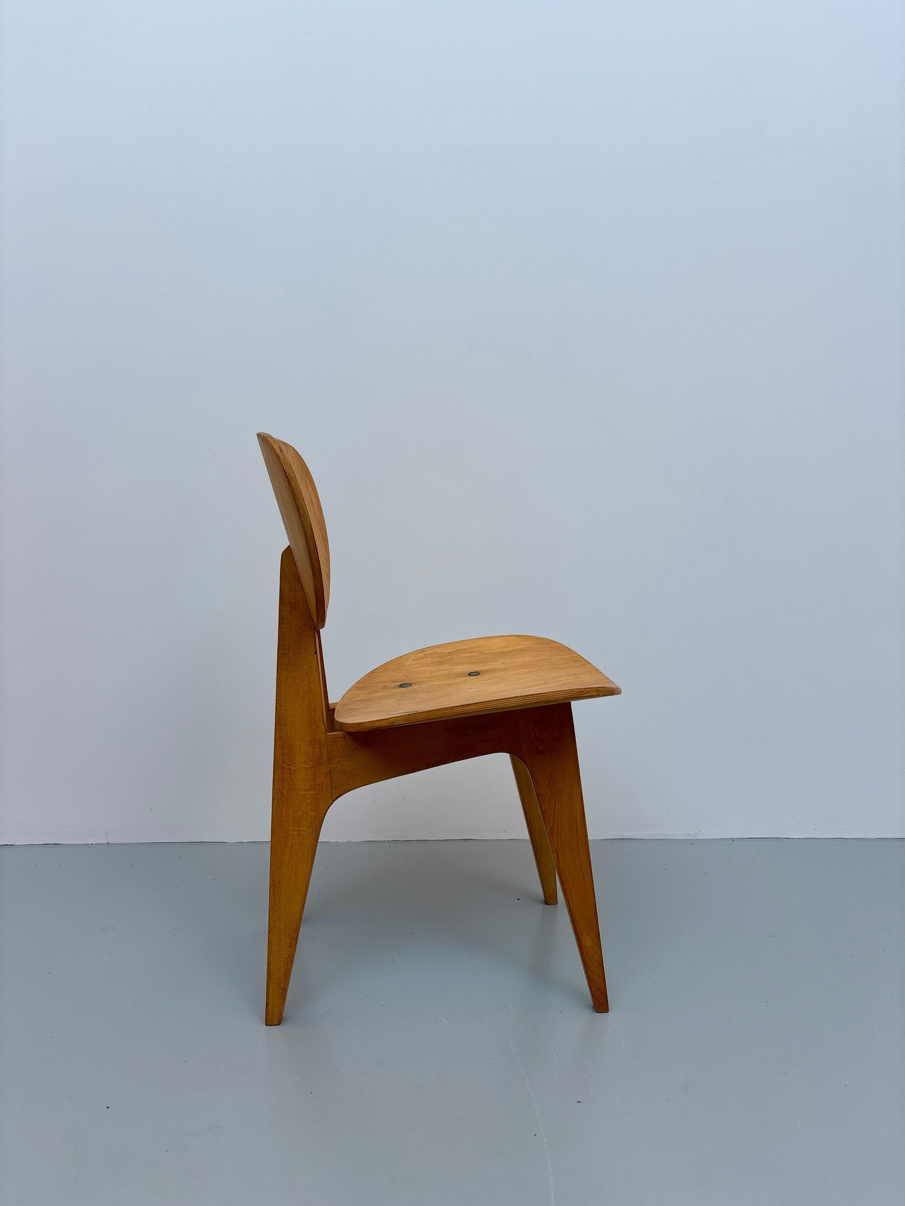Junzo Sakakura Stuhl im Zustand „Gut“ im Angebot in SAINT-OUEN-SUR-SEINE, FR
