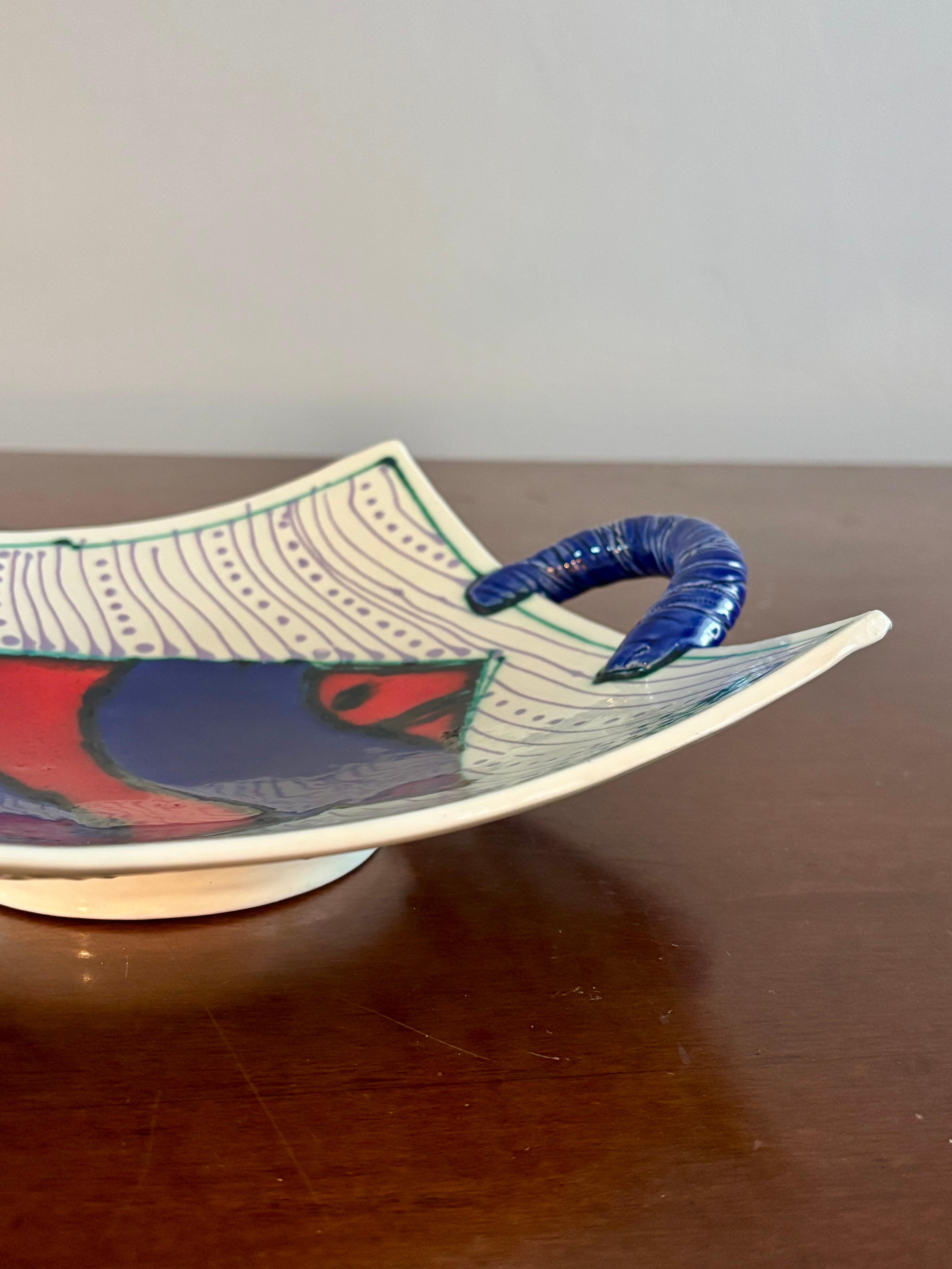 Juozas Rasa Saldaitis Keramikschüssel mit Fish Design und Griffen im Zustand „Gut“ im Angebot in Delray Beach, FL