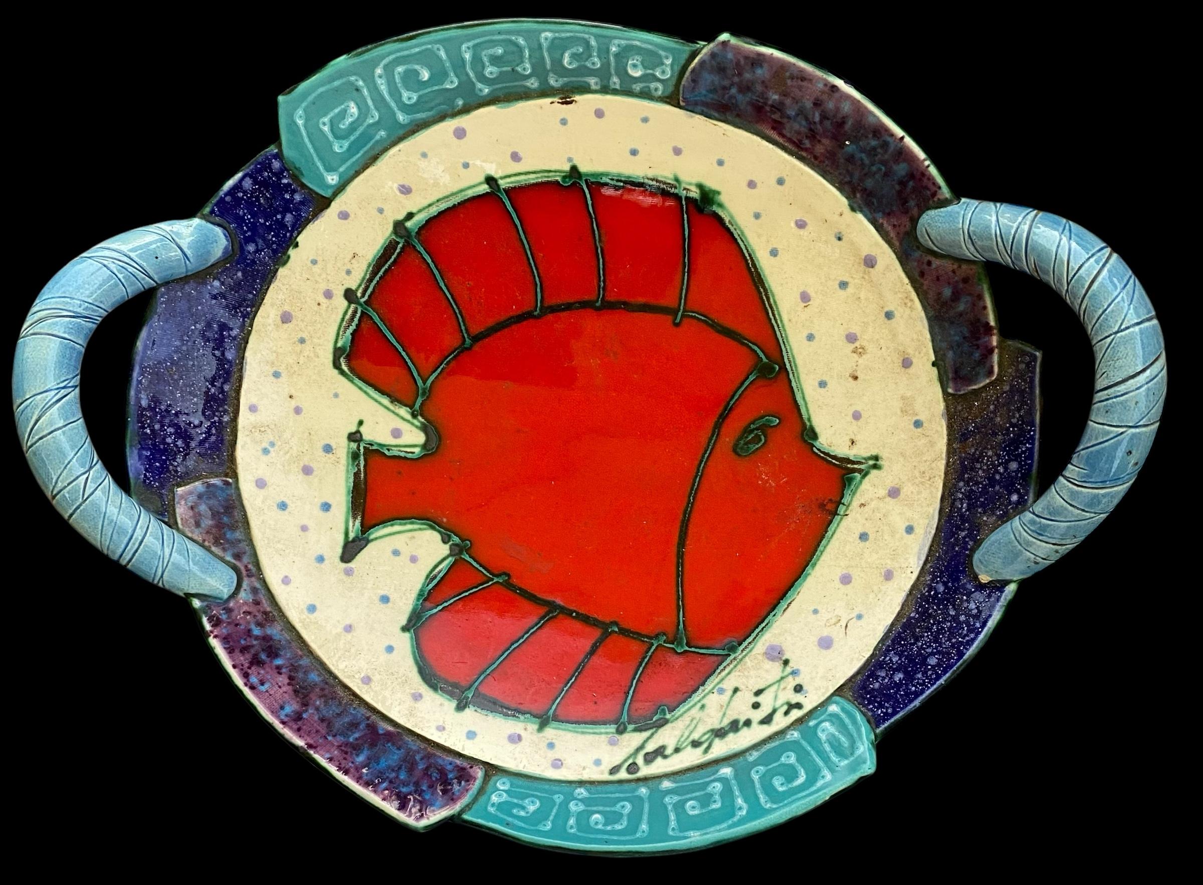 Una moderna y colorida fuente de pescado hecha a mano por Rasa Saldaitis en su estudio de Pinellas Park, FL. Cada pieza está hecha a mano. Más de 30 años en la alfarería.
Sobre Rasa Saldaitis. Óleo y acrílico Artista:

Nací en Vilna, Lituania. En 7º