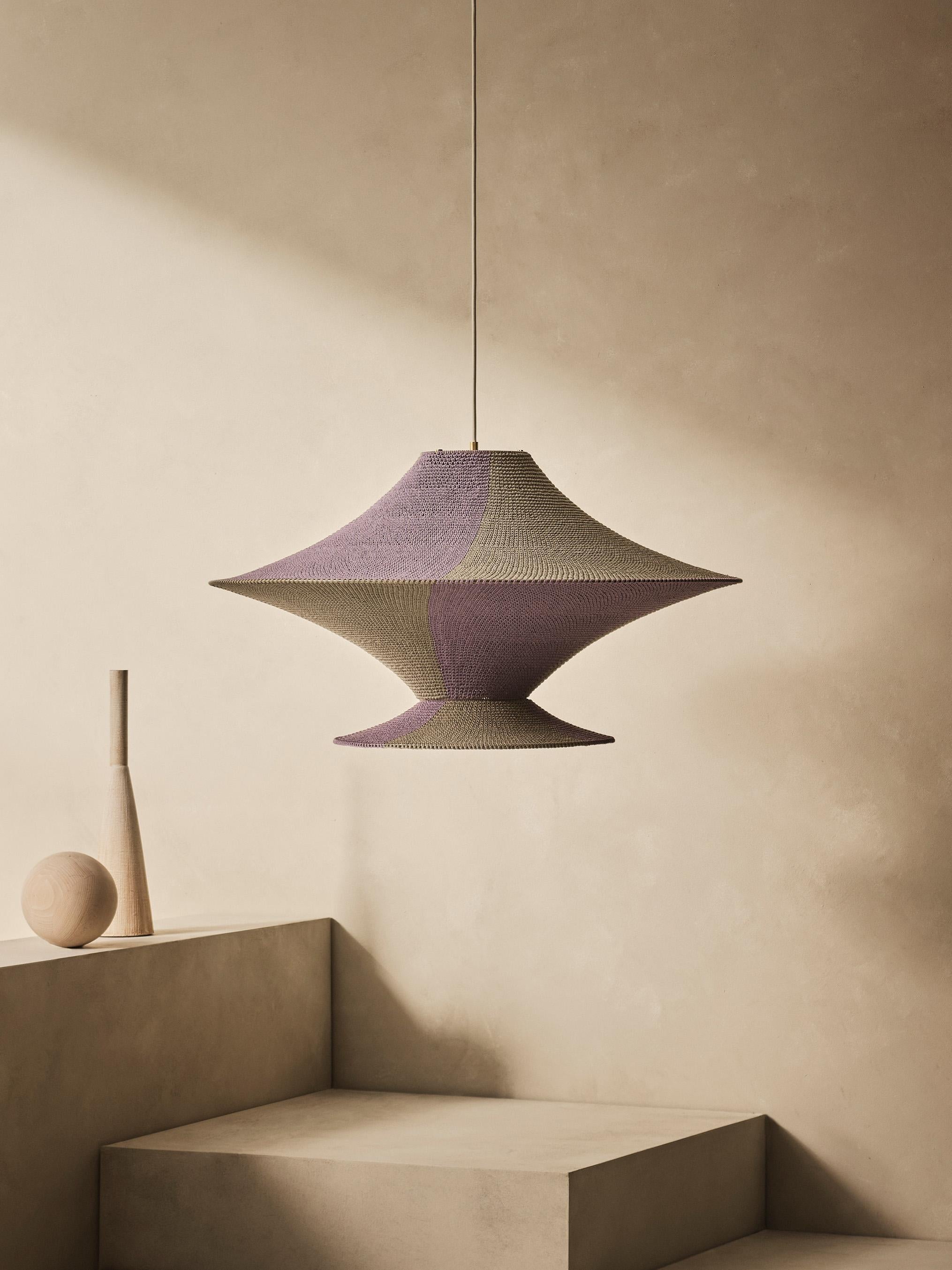 Jupe est la danseuse de la Collection S, une élégante suspension d'appoint qui donne une lumière polyvalente, diffuse et atmosphérique. Grâce à sa base amovible, le pendentif Jupe permet de changer de costume à l'infini en fonction des saisons, des