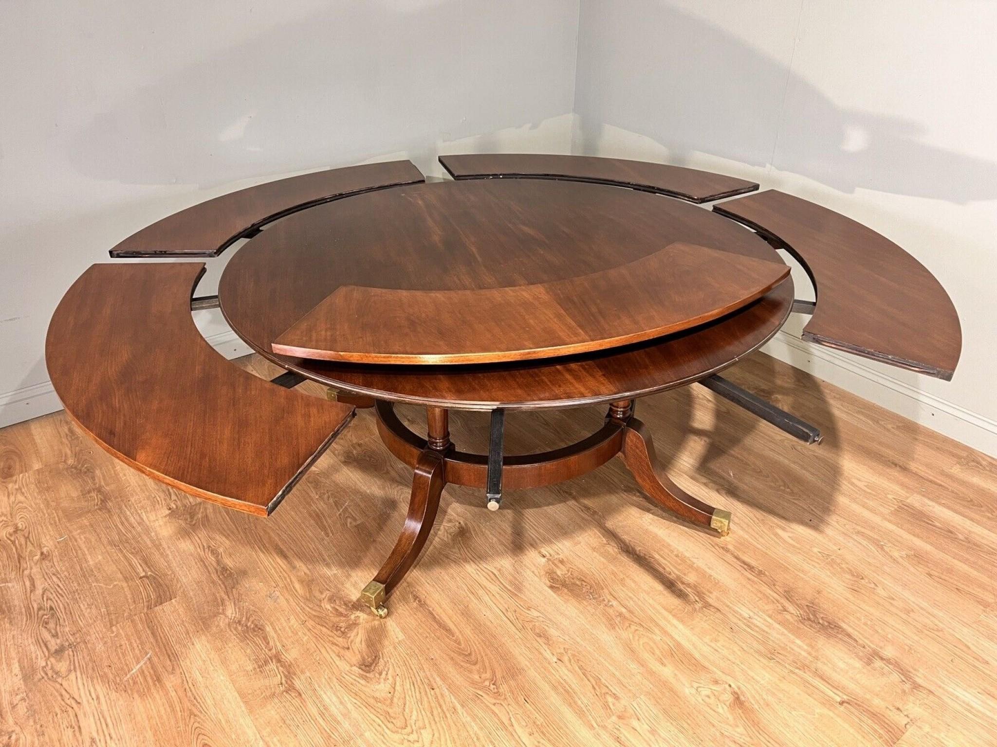 Stunning Regency style Jupe extending dining table in mahogany
Very unusual to find a table that is round and that extends
Extends via concentric leaves that fit in around the
circumference of the main table
Great for when you have dinner parties