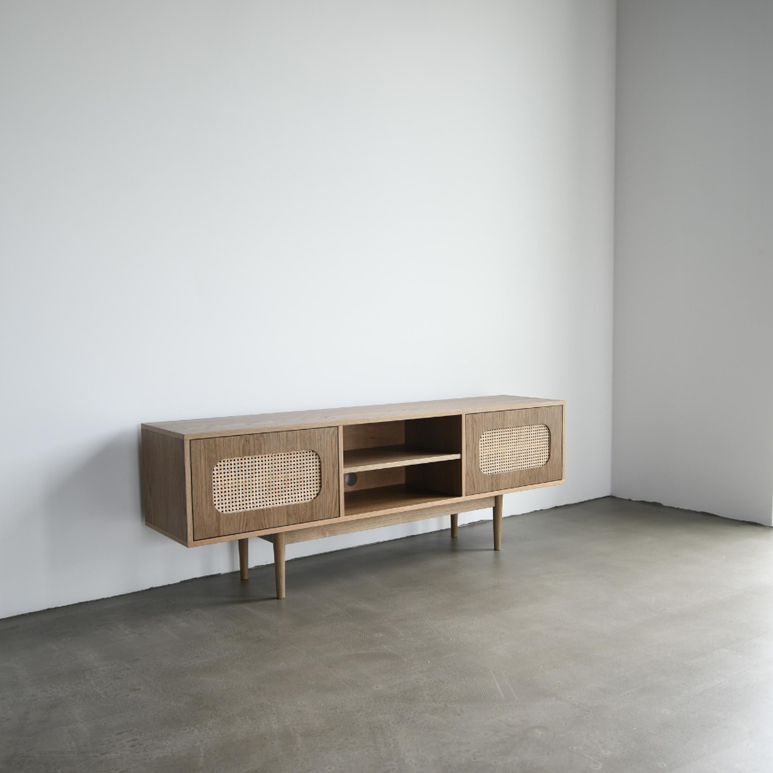 Enfilade moyen Jupia par Pastform
Dimensions : D 40 x L 170 x H 62 cm.
MATERIAL : Bois teinté et verni.

Disponible en différentes couleurs de bois : Whisky, Rhum, BPA, Nobel, Brandy, Schwarz et Natura. Les prix peuvent varier. Disponible en trois