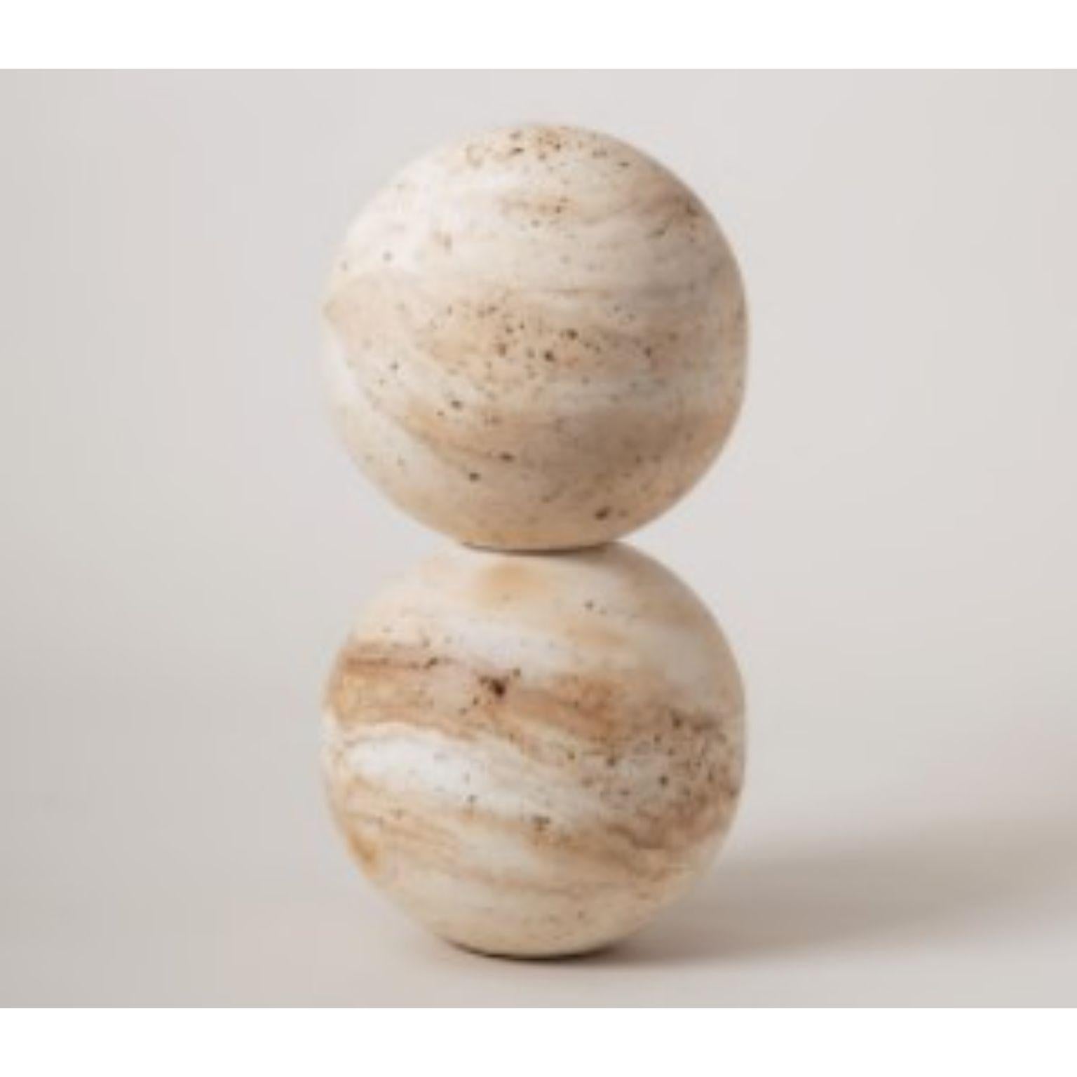 Jupiter 2 von Turbina
Archäologie der Zukunft
Abmessungen: Ø 19,5 cm x H 32 cm
MATERIALIEN: MDF

Das Projekt Jupiter geht von der Idee des Steins als Symbol der Heiligkeit aus. Daher ist Jupiter ein modulares Stück, das aus Kugeln und Halbkugeln